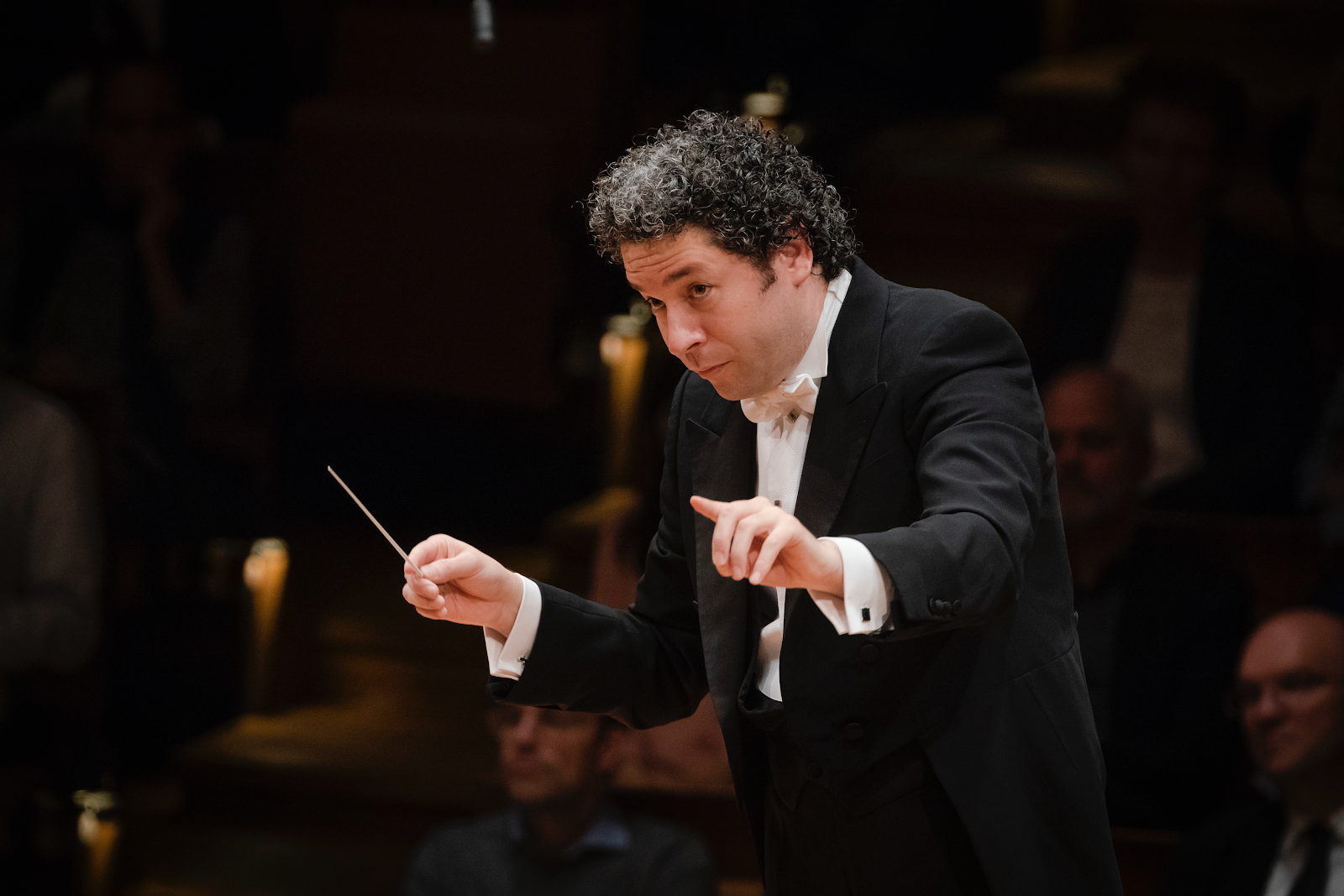 國際當紅指揮家杜達美將於本月來台，帶領柏林愛樂於北高共演出3場音樂會。（牛耳藝術提供）