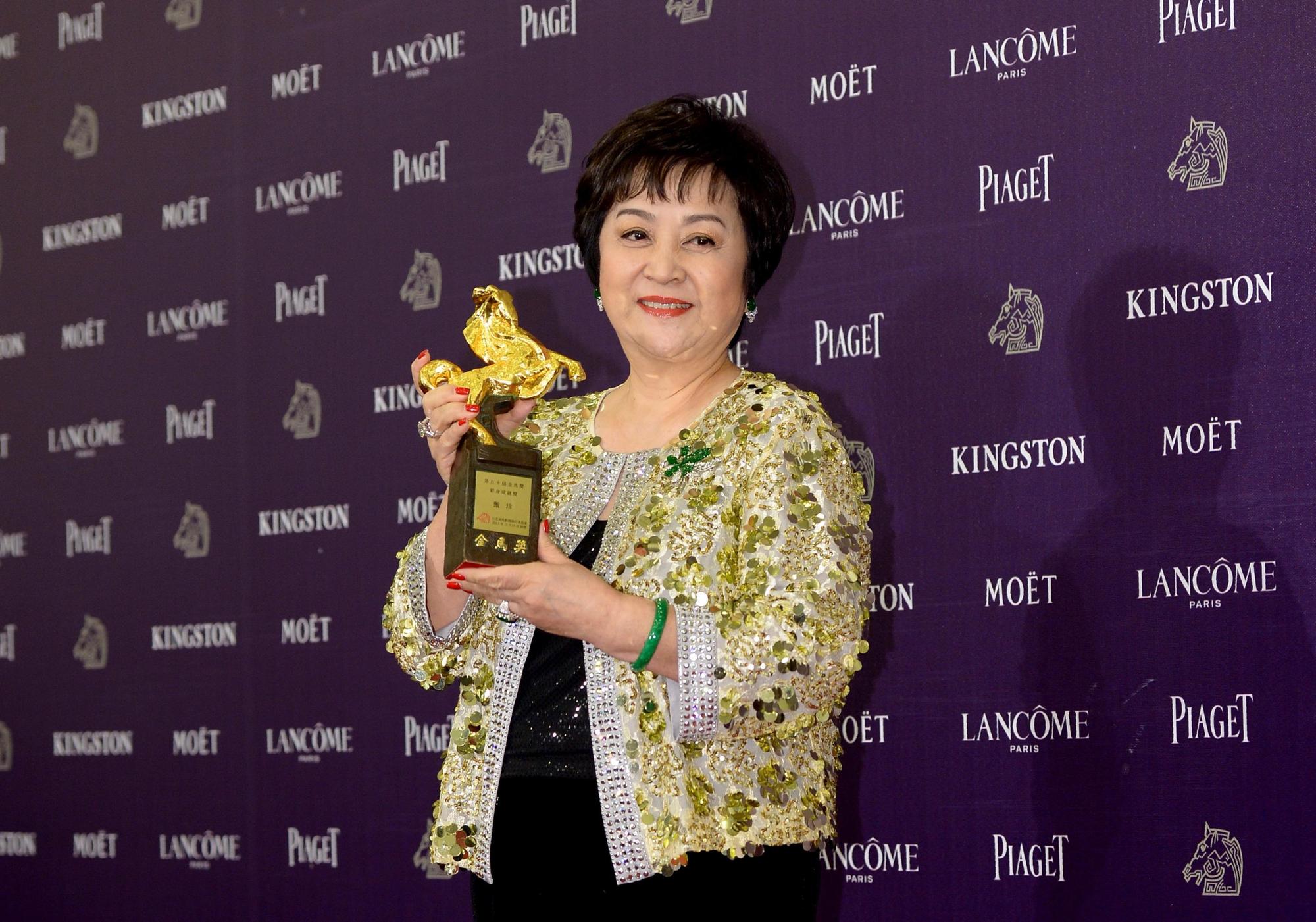 大明星甄珍是演歌雙棲天王劉德華的偶像,一次在家中接到「華仔」的電話,竟以為是久未前去交關大閘蟹的店家老闆。(東方IC)