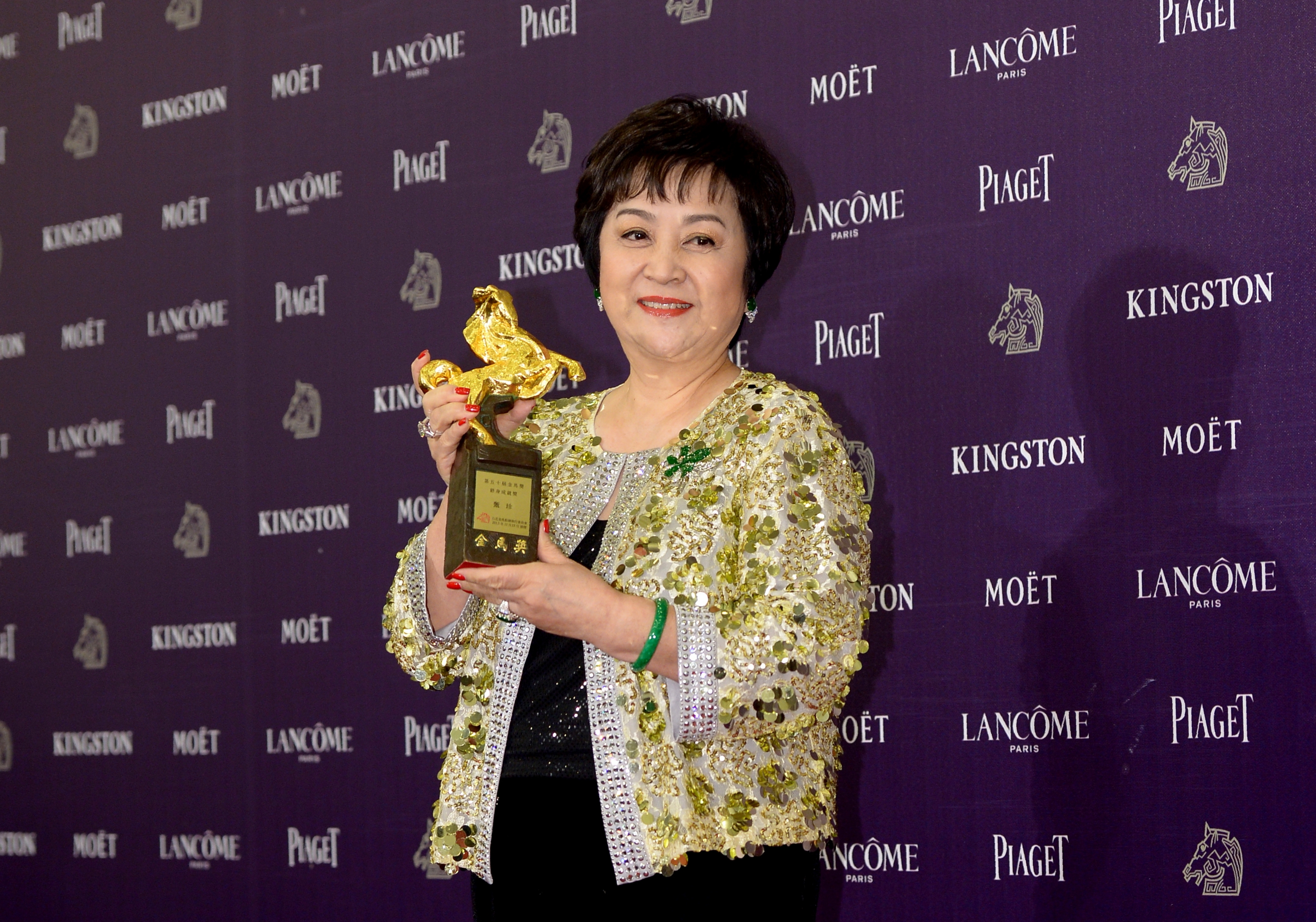 大明星甄珍是演歌雙棲天王劉德華的偶像，一次在家中接到「華仔」的電話，竟以為是久未前去交關大閘蟹的店家老闆。（東方IC）