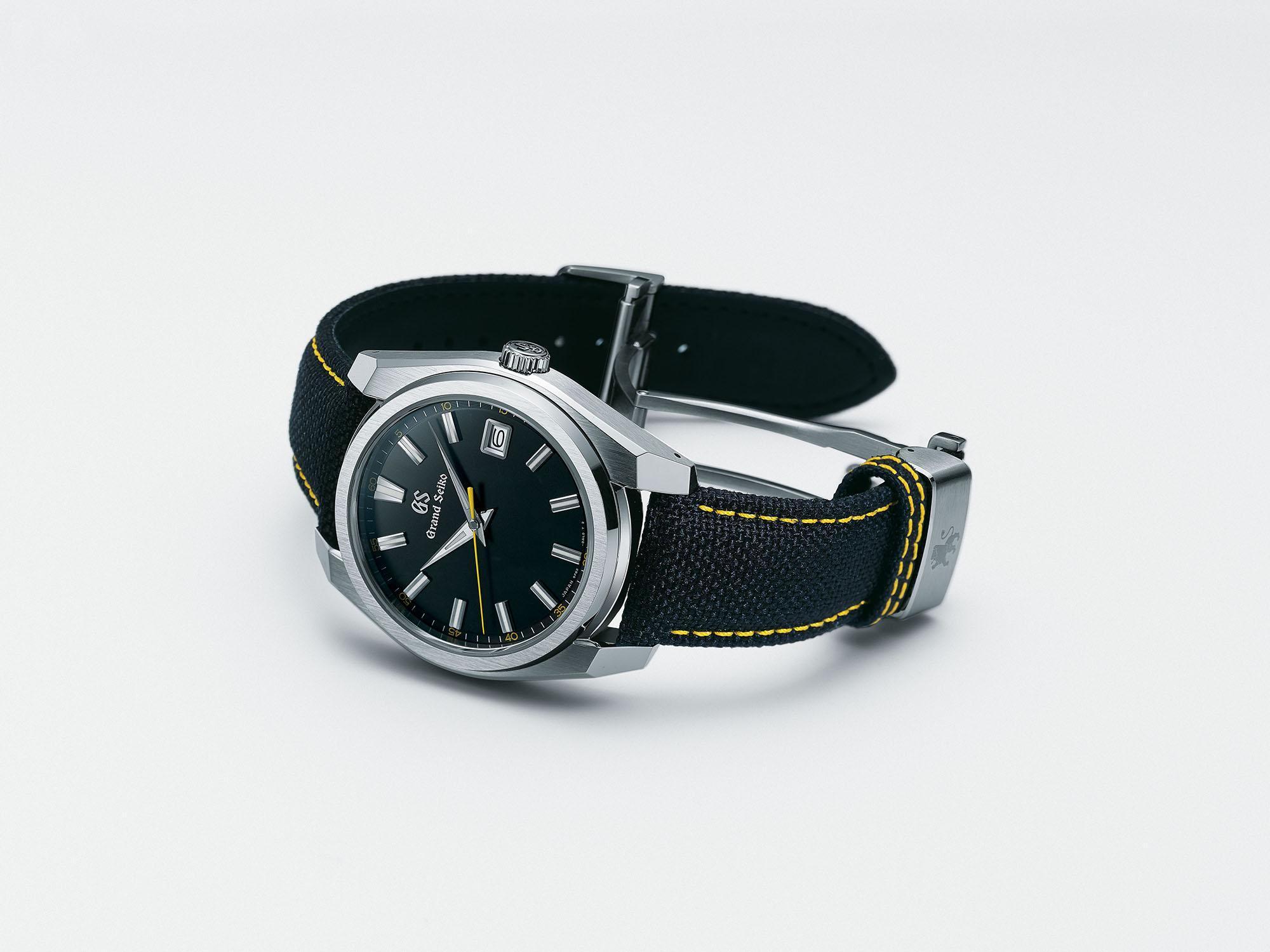 這是Grand Seiko為紀念9F機芯25週年推出的運動錶新作SBGV243。20氣壓強化防水、16000A/m高耐磁、可鎖式錶冠、LUMIBRITE夜光等規格，全面運用於本錶款之中，並且是第一只採用CORDURA尼龍錶帶的GS。強悍的外型之下，搭配高精準度9F石英機芯，可減輕全錶重量並有效降低錶殼厚度。GS形象店專賣款。售價NT$95,000。