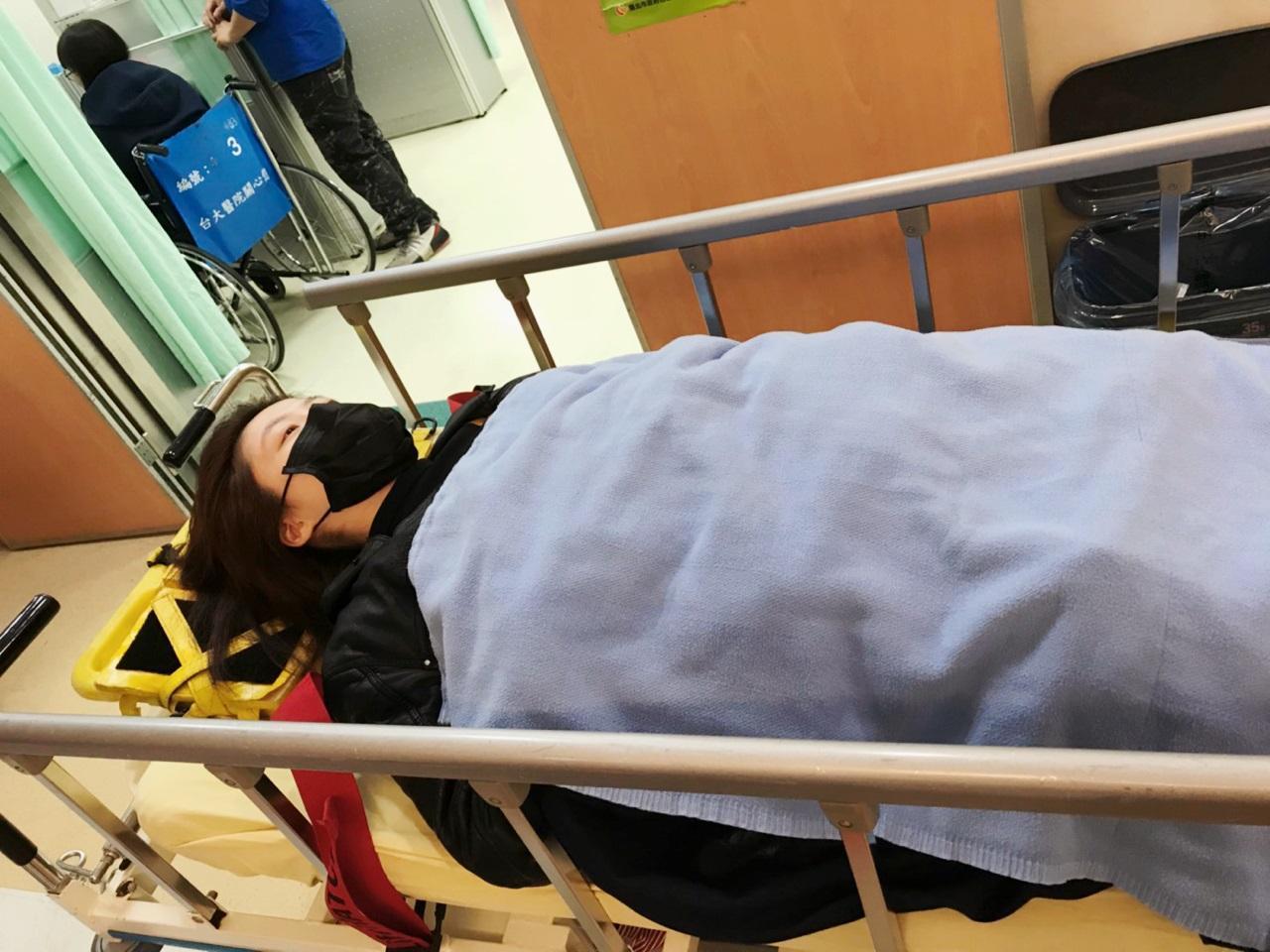 楊小黎趕時間搭車竟不小心跌倒，送醫畫面曝光。（東森創作提供）