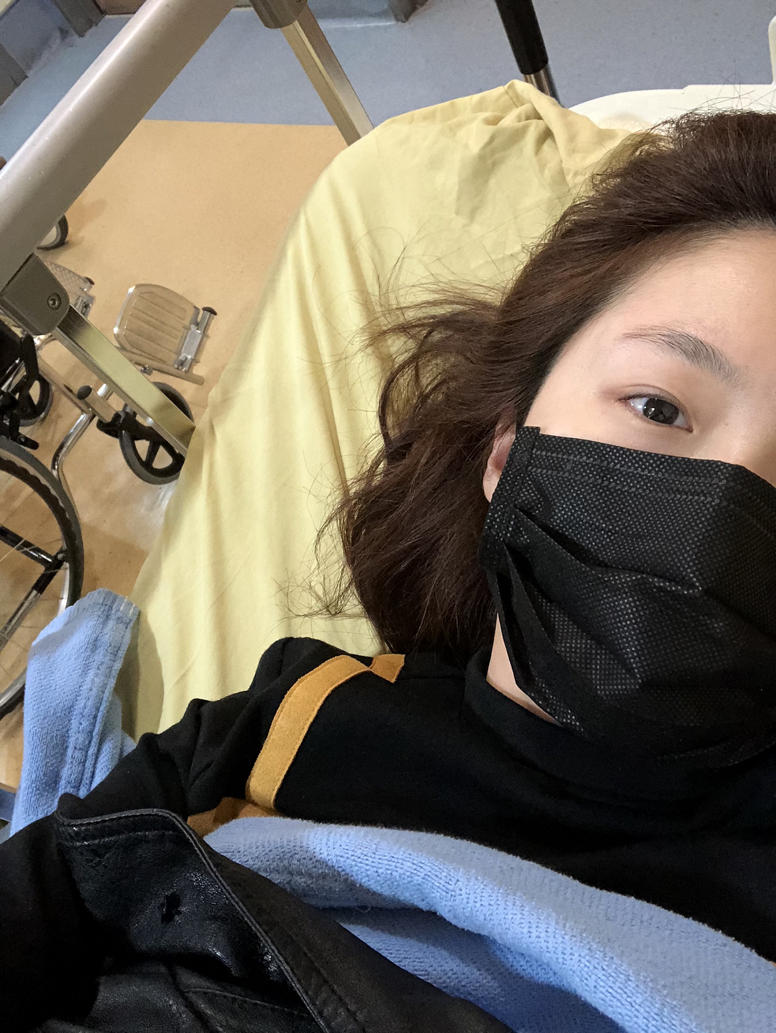 忍著跌倒的痛苦，楊小黎不忘自拍報平安。（東森創作提供）