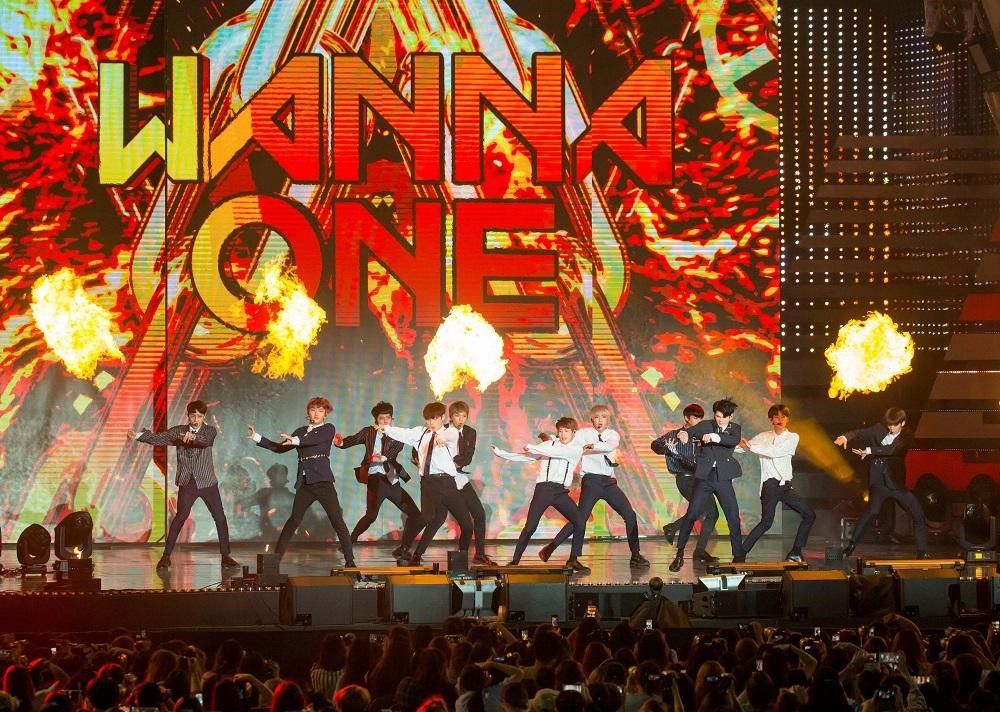 《PRODUCE  101》第二季選出的11人男團Wanna One，限定期間頻開粉絲見面會及演唱會，吸金功力驚人。（東方IC）