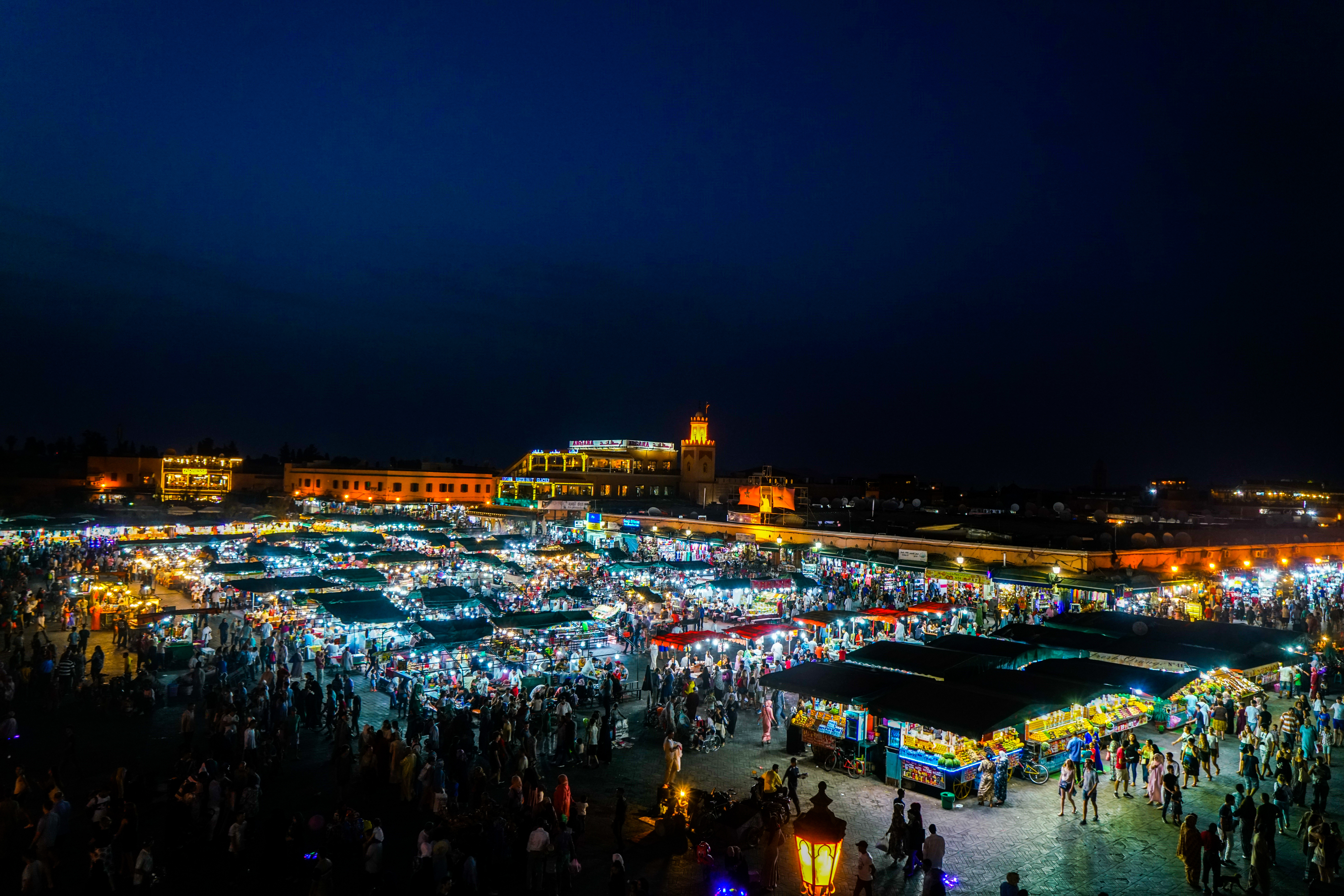 入夜的德吉瑪廣場，可以從周圍的咖啡廳頂樓拍到夜景。