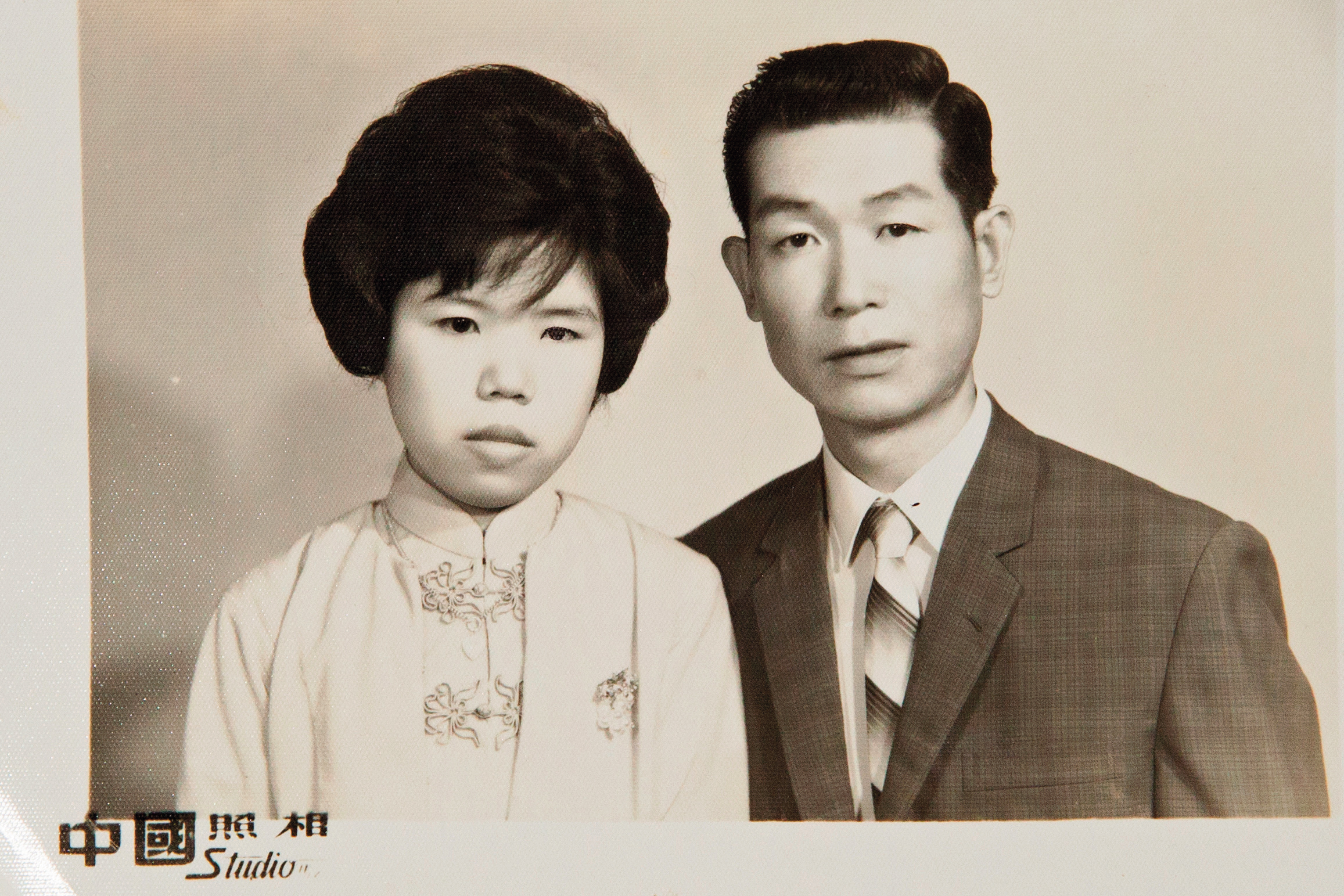 喜歡四處跑來跑去的林挺泰（右）36歲才結婚，妻子（左）小他14歲。（林挺泰提供）