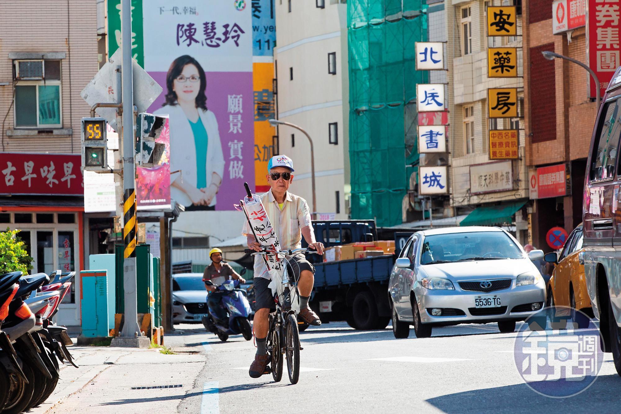 林挺泰總是騎著一台腳踏車、車上放著大字報,四處抗爭。