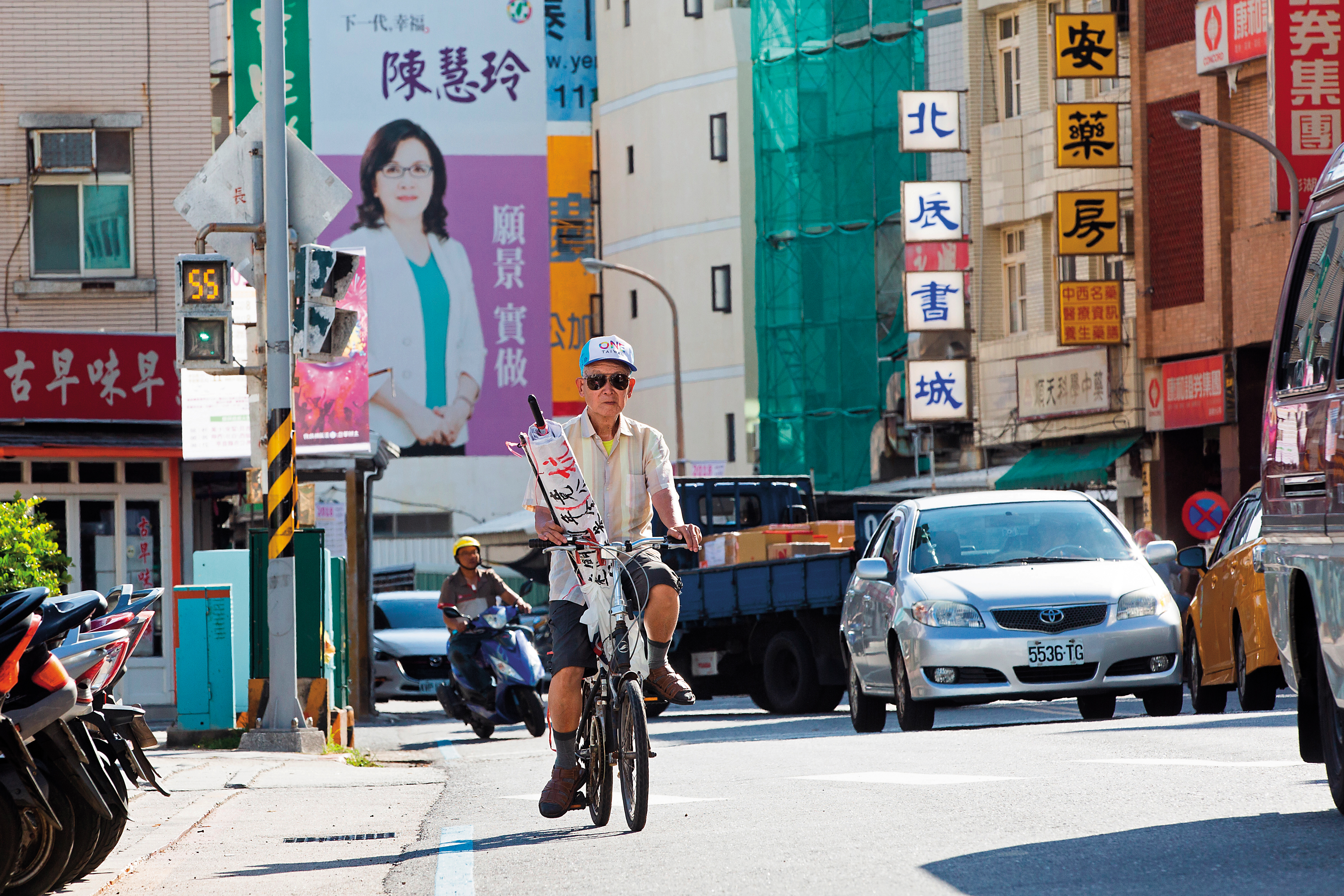 林挺泰總是騎著一台腳踏車、車上放著大字報，四處抗爭。