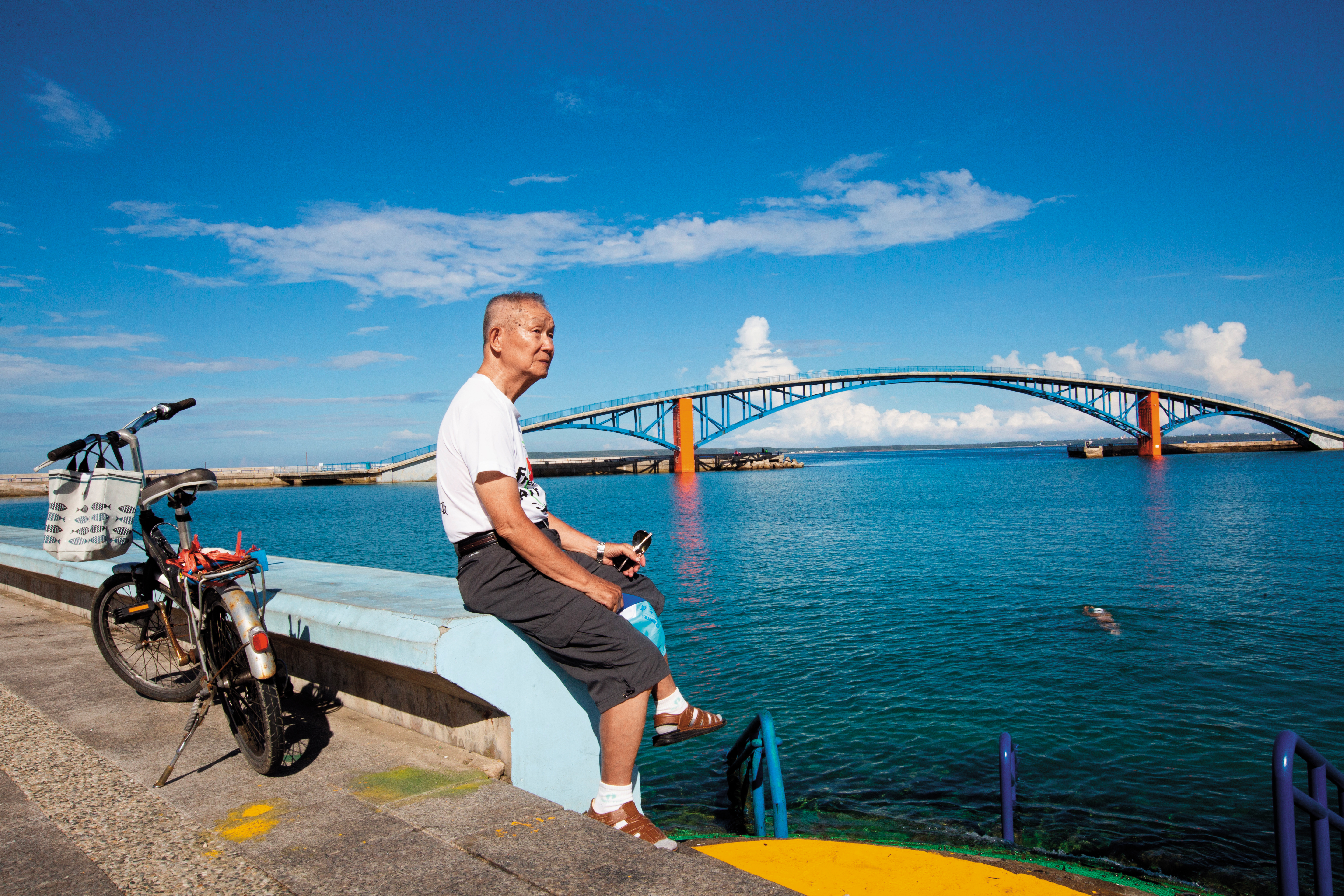 林挺泰帶我們到觀音亭，此處遊客多，因此也成了他的抗爭場所之一。他說，妻子在世時2人也常到觀音亭海邊走走。