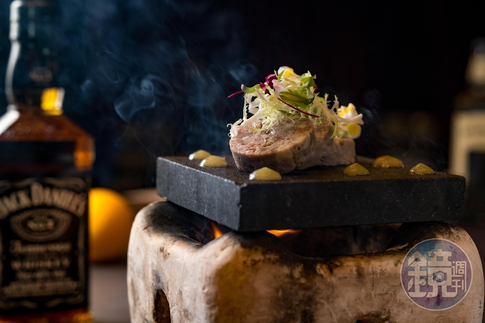 使用田納西威士忌製作的「硬漢鹿肉香腸」，野味奔放。