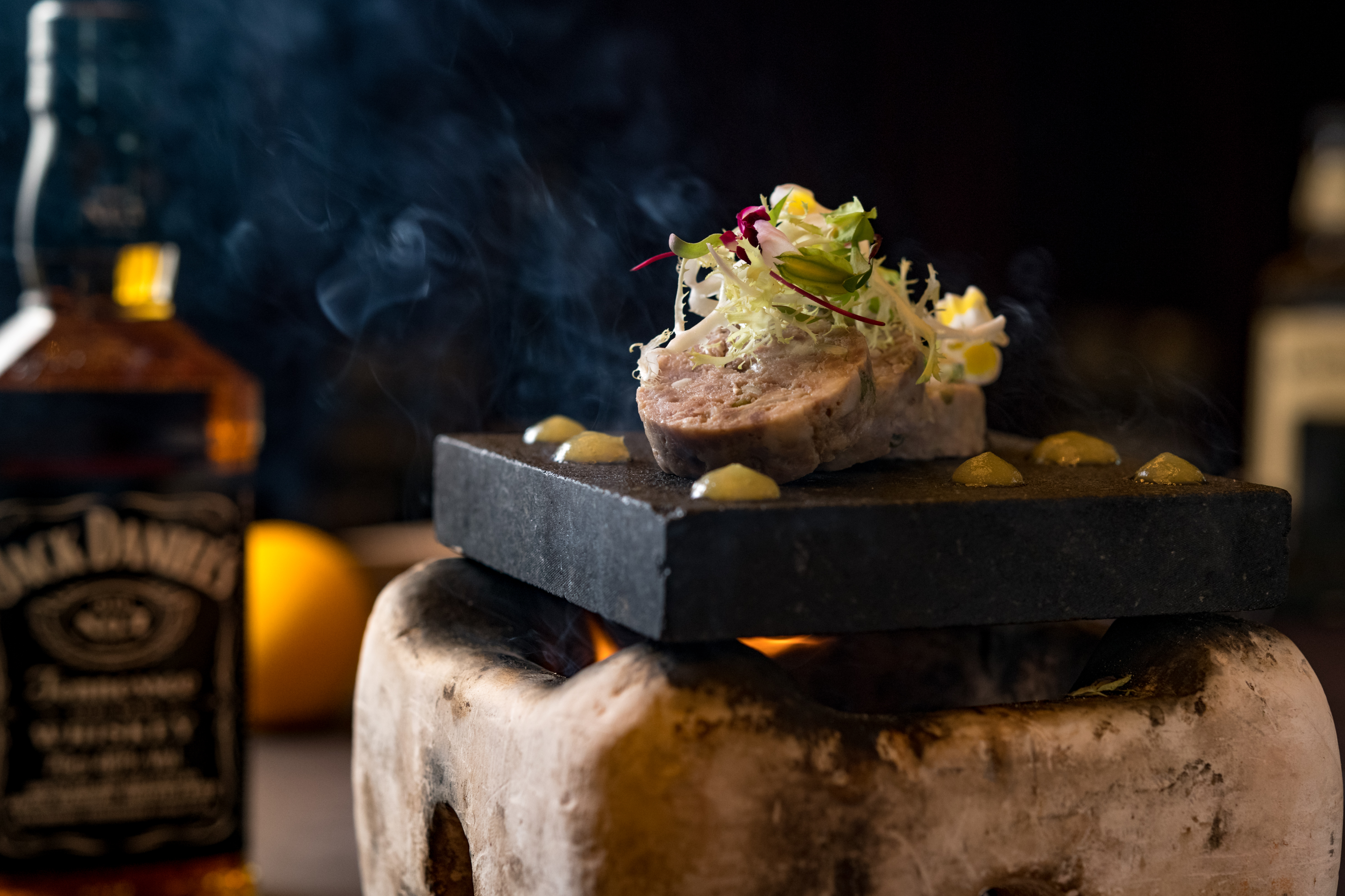 使用田納西威士忌製作的「硬漢鹿肉香腸」，野味奔放。