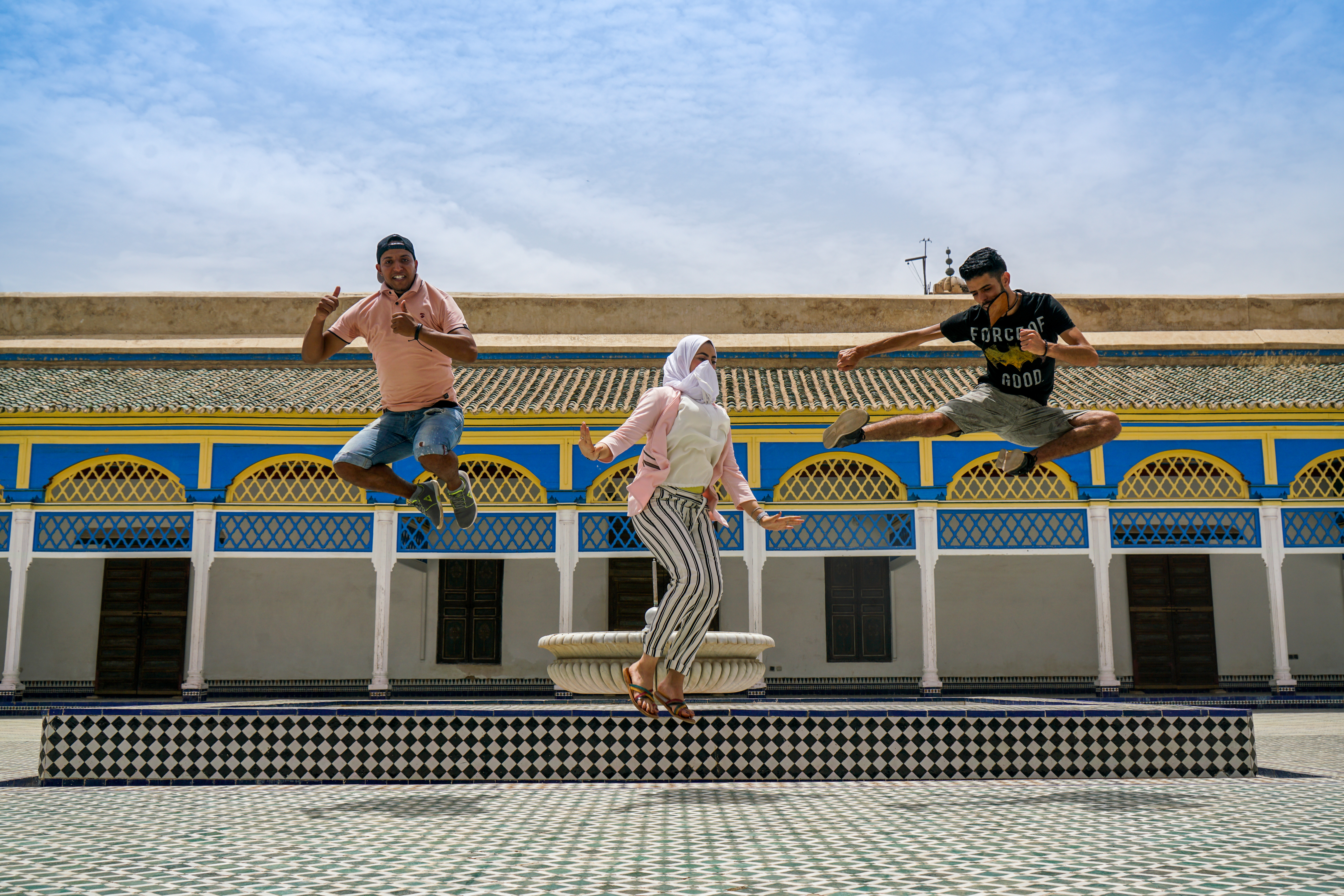  已經沒在使用的水池前方，一群當地年輕人正嘻笑玩耍著。