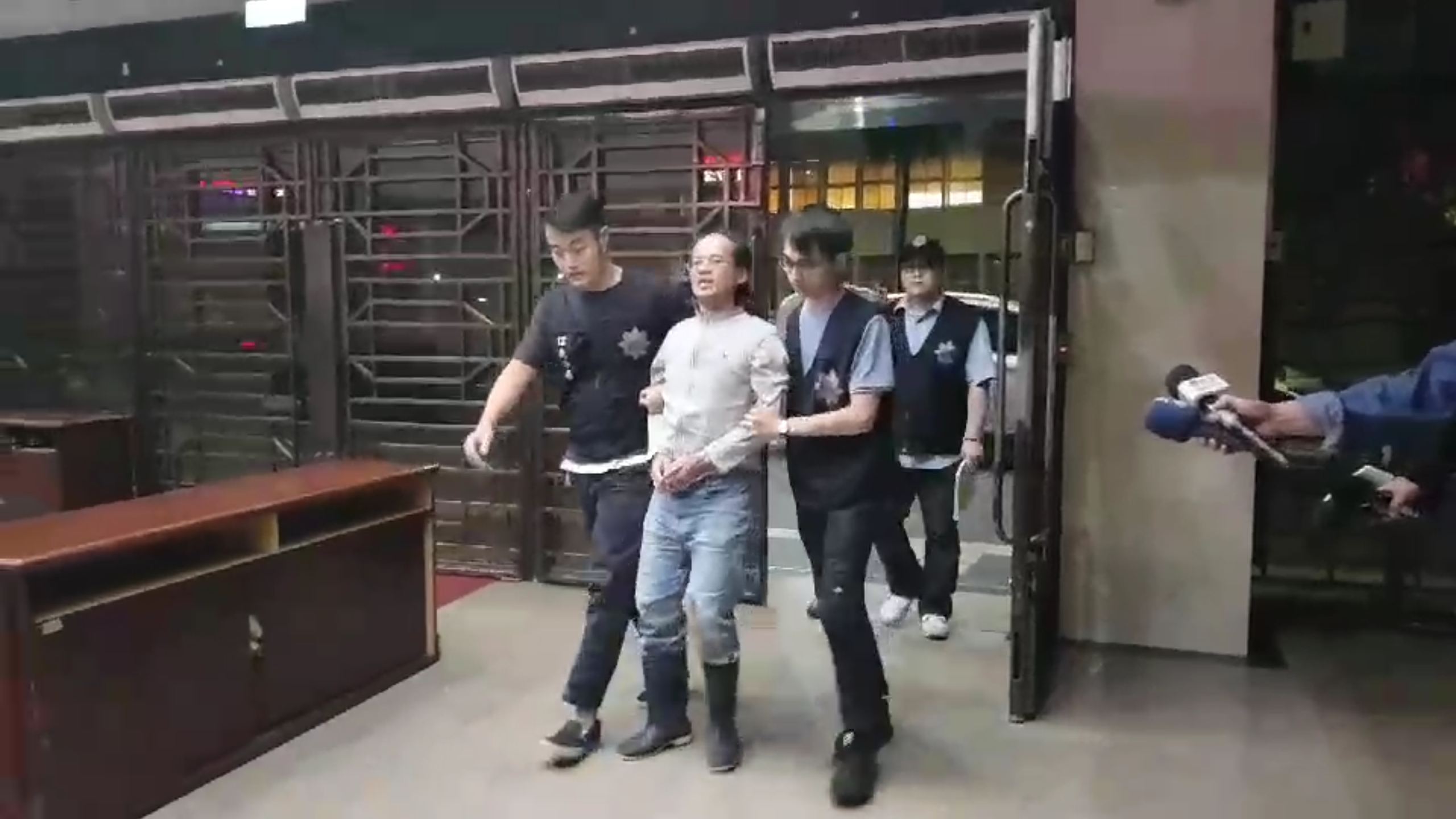 男子李明彥闖北市府打傷勞動局長，遭裁定收押避免再犯。