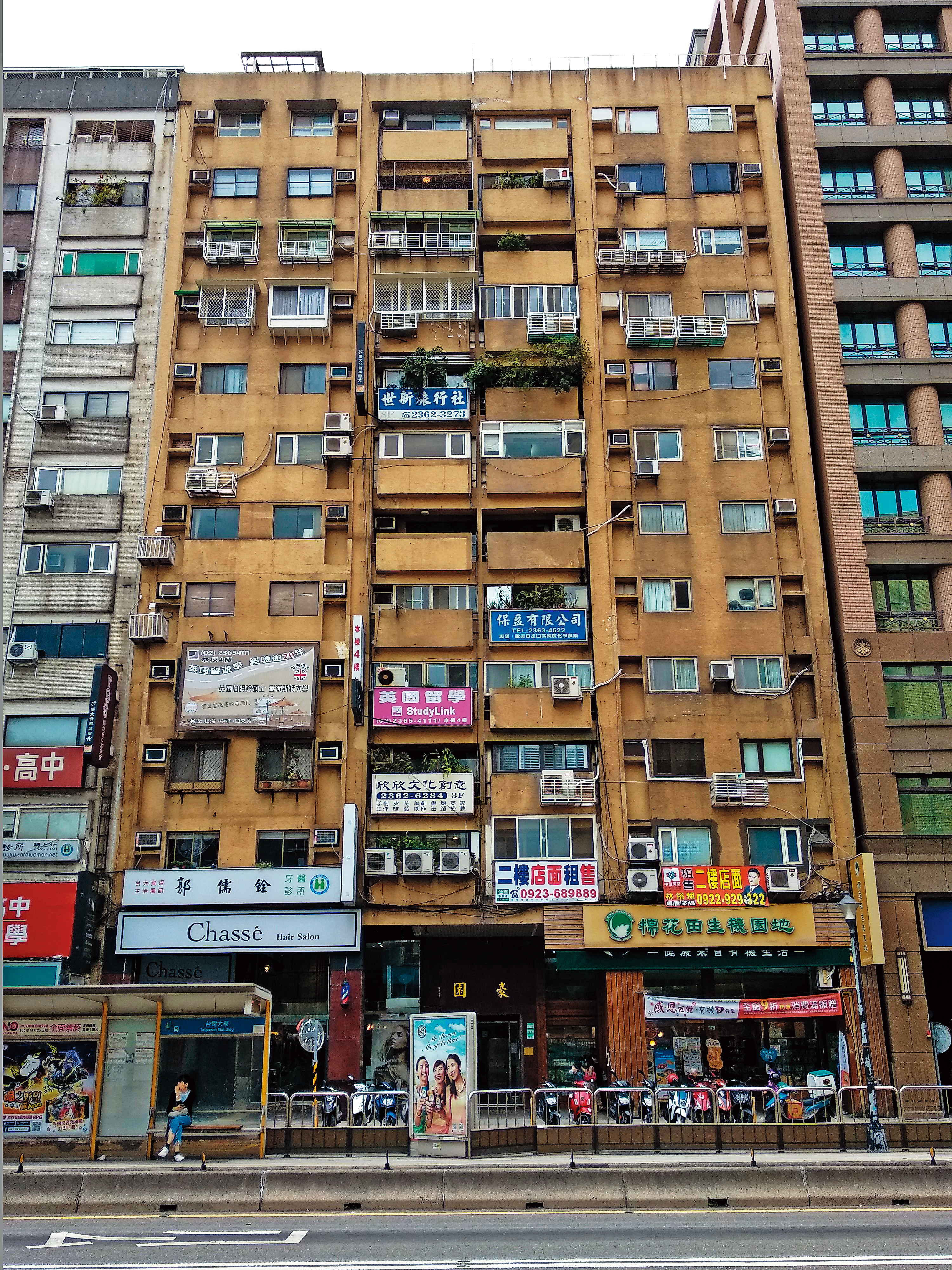 這家全國唯一敢開店面的代寫論文公司，藏身在台電大樓對面一棟公寓中。