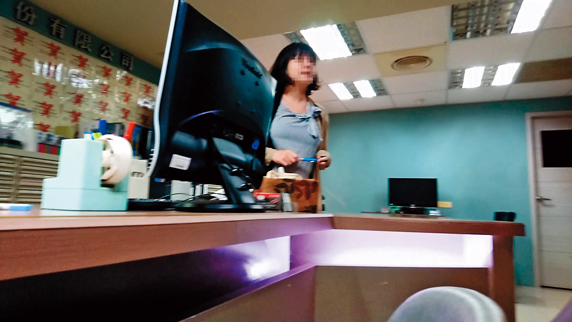 「代寫論文」公司專員出面與偽裝成研究生的記者洽談生意。