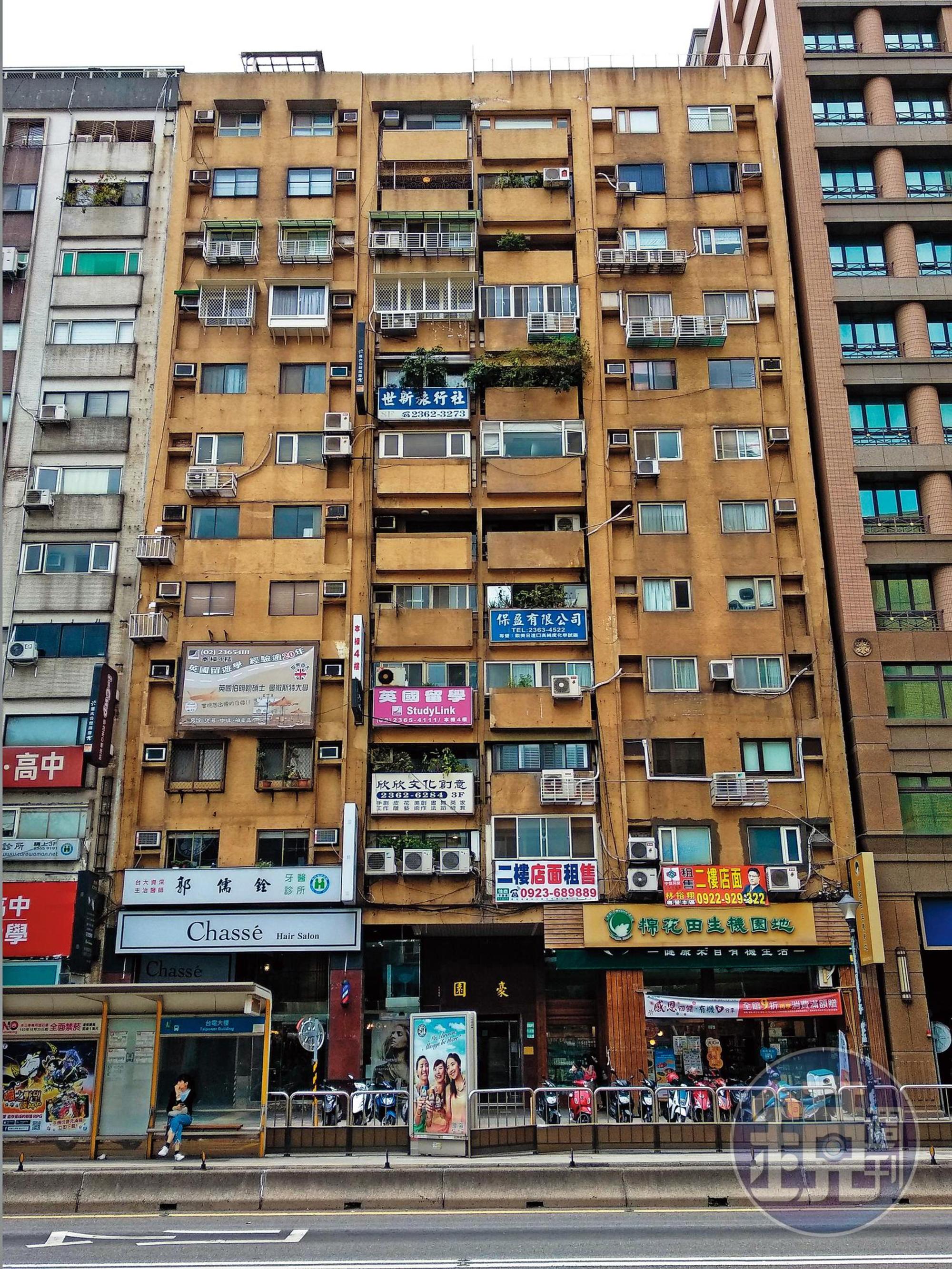 這家全國唯一敢開店面的代寫論文公司,藏身在台電大樓對面一棟公寓中。