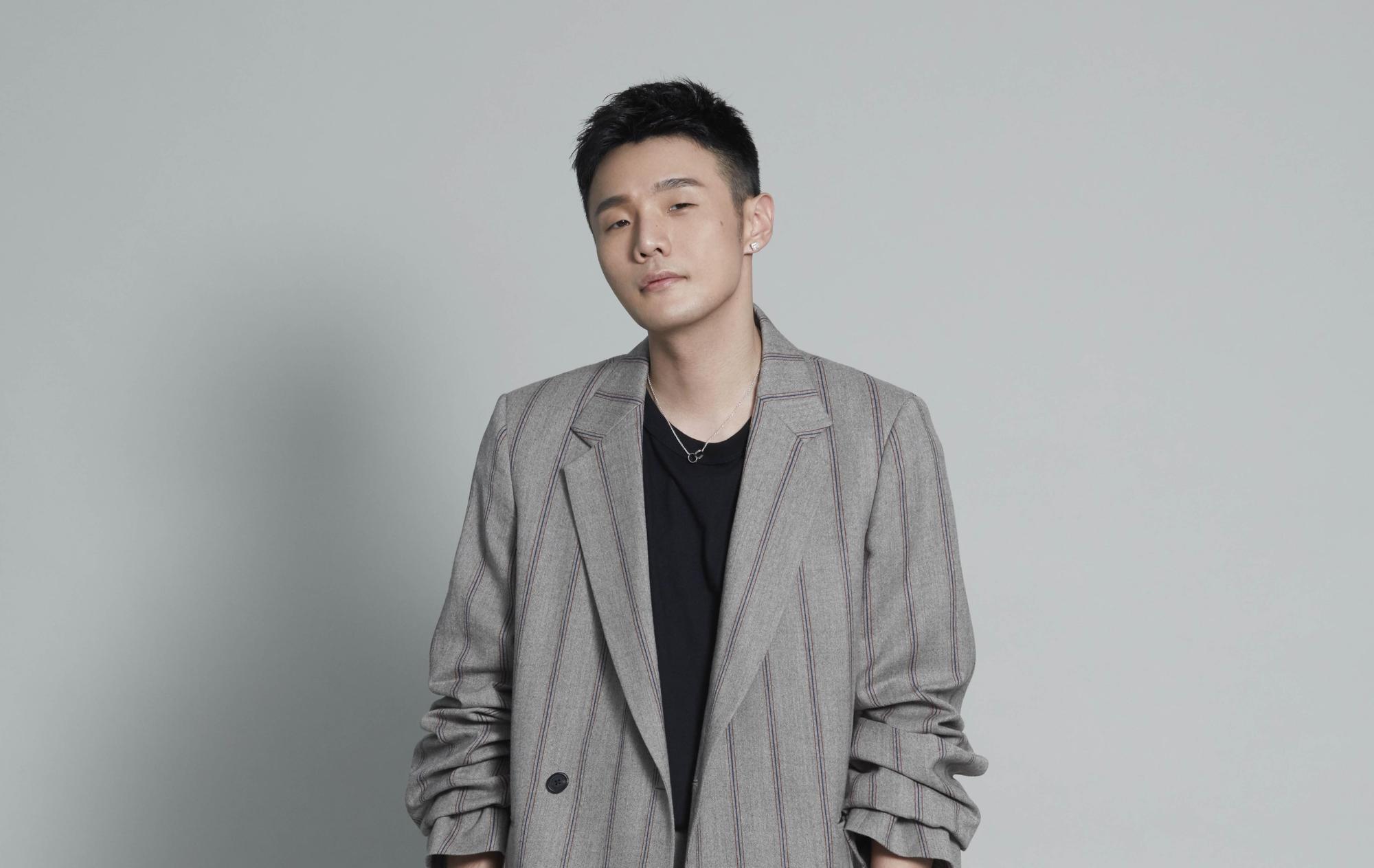 李榮浩新專輯《耳朵》曲風多元,唱出不同的人生百態。(華納唱片提供)