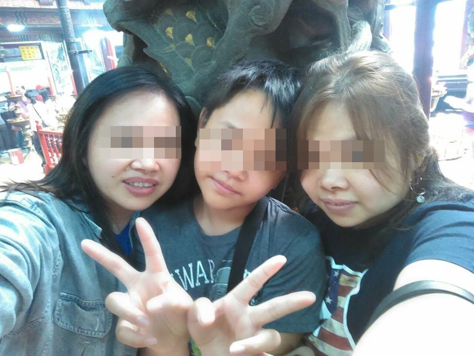 林女（右）以為男友會復活，與姊姊（左）商議後決定伴屍。（翻攝畫面）