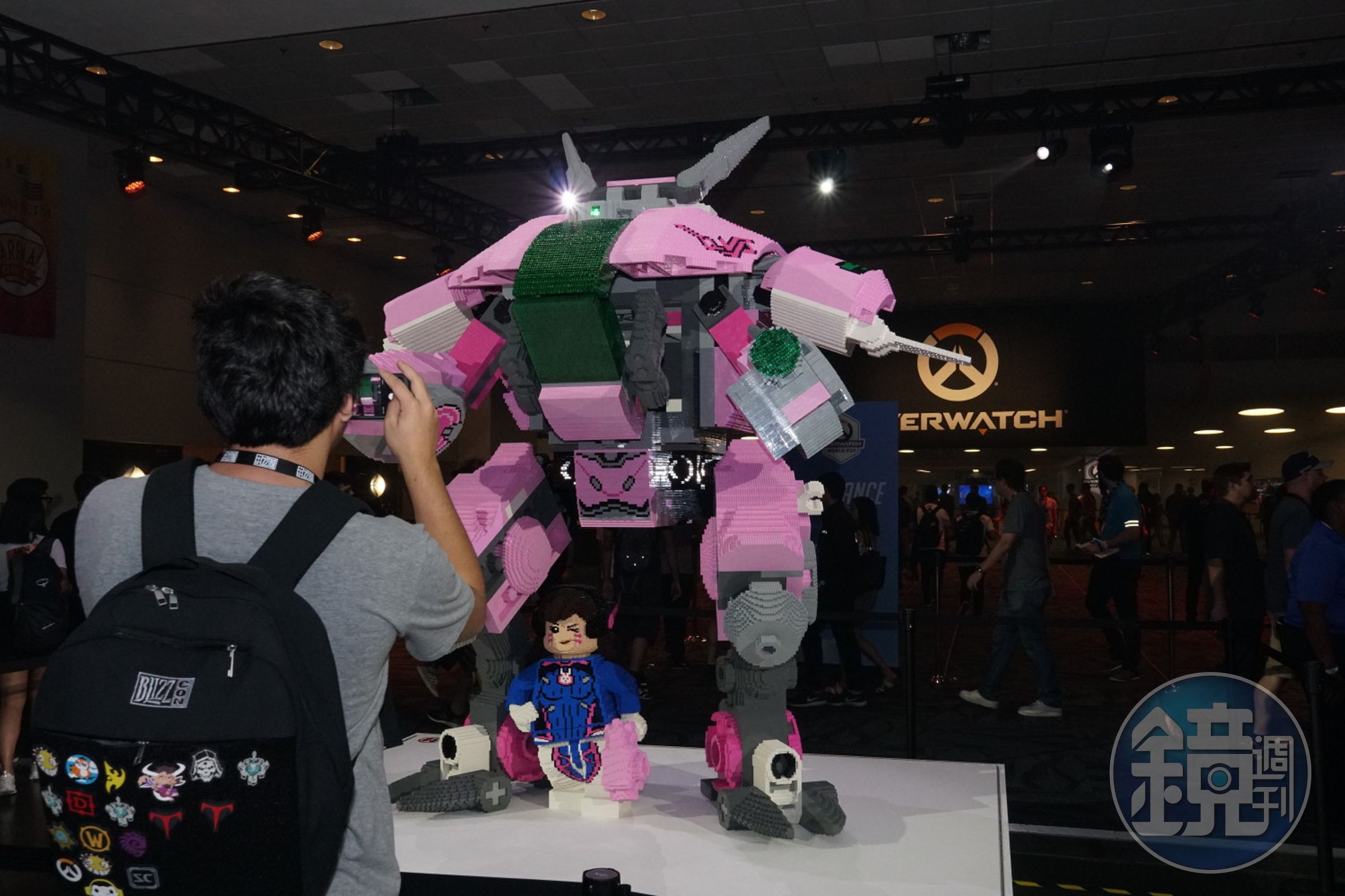 Blizzcon 2018一開放入場，巨型D.Va樂高積木就成為粉絲搶拍對象。