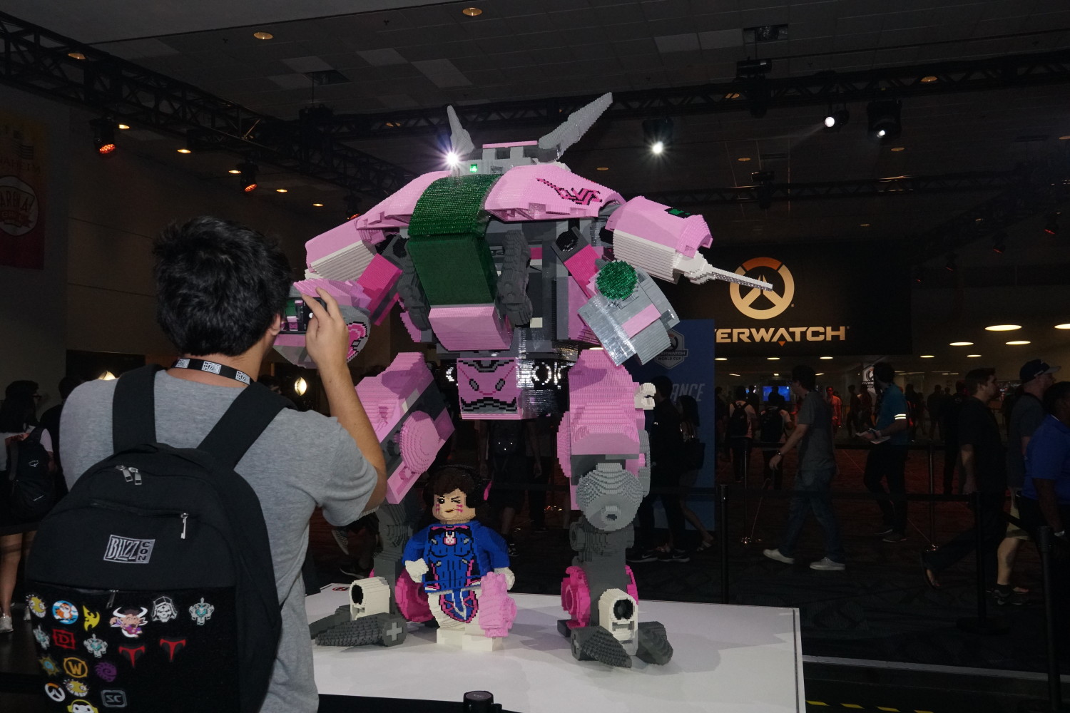 Blizzcon 2018一開放入場，巨型D.Va樂高積木就成為粉絲搶拍對象。