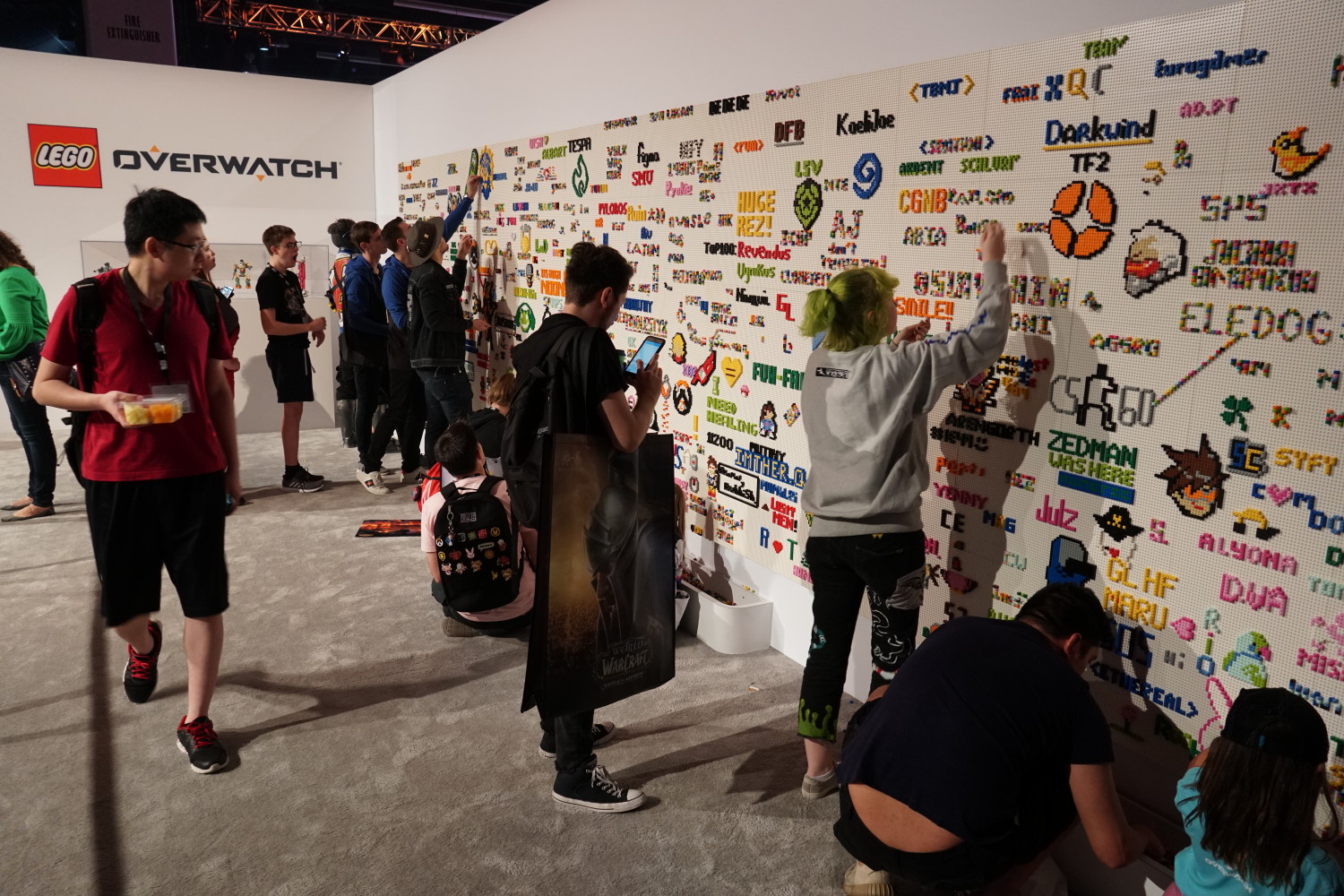 樂高在Blizzcon會場中設計了一面樂高牆，讓參加活動的暴雪粉絲可以任意用積木裝飾牆壁。