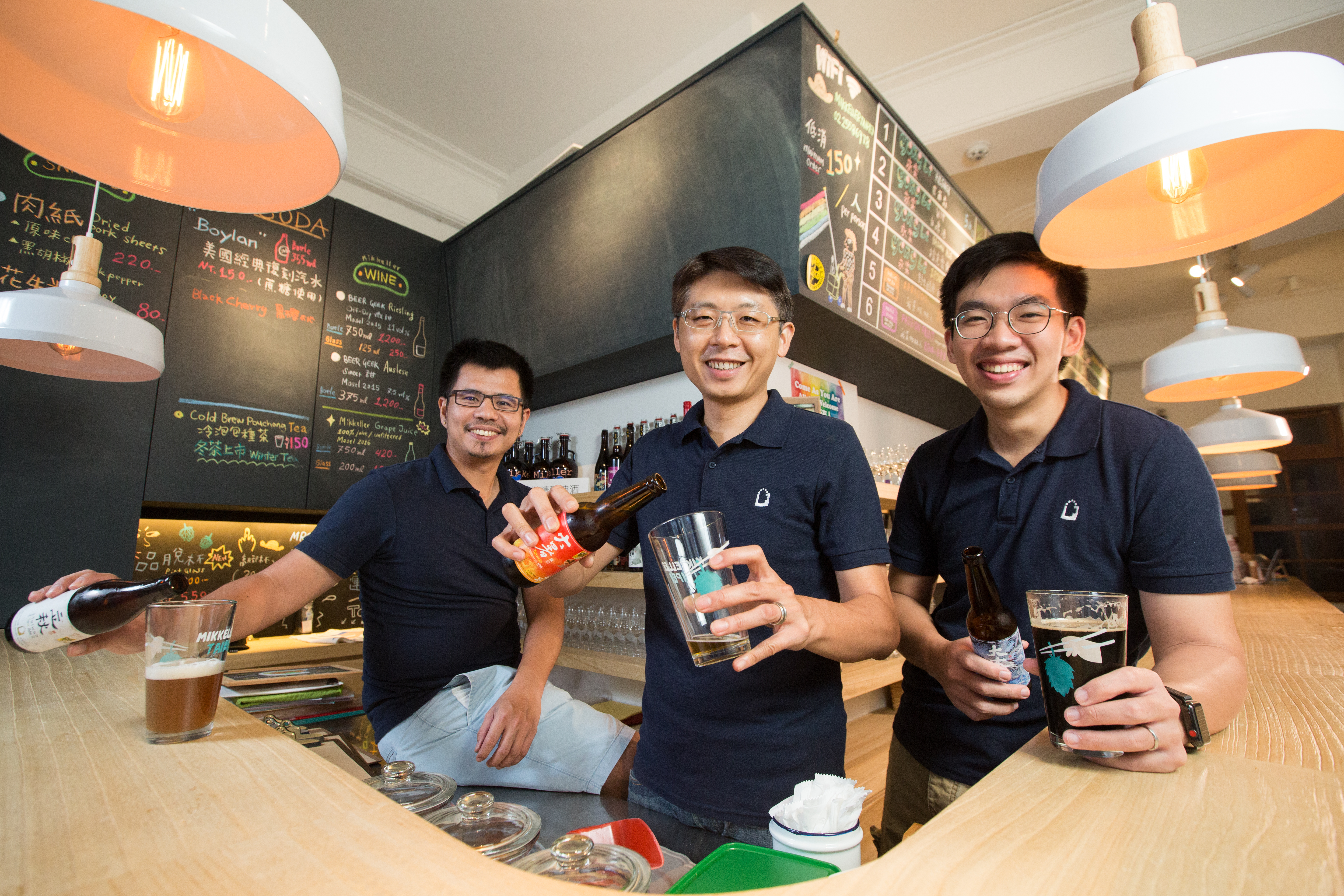 精釀啤酒的迷人魅力，讓自釀社團成員段淵傑（左起）、宋培弘與葉奕辰從網友關係變為事業夥伴，攜手創立啤酒頭釀造。