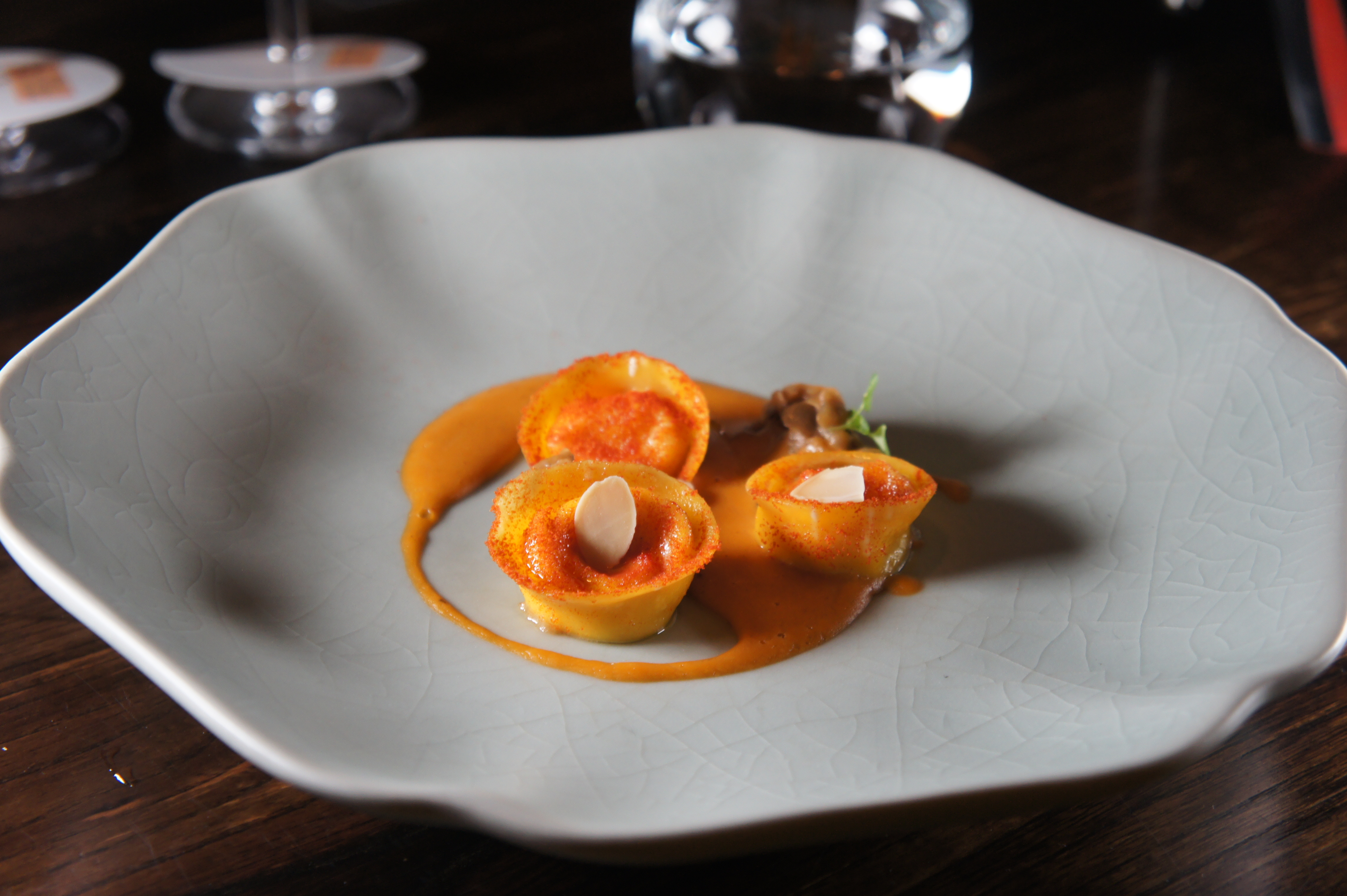 飽滿圓嘟的「鸚嘴豆泥、茄子、羅比歐拉起司麵餃」包裹新鮮鸚嘴豆泥，軟綿口感洋溢濃郁豆香。