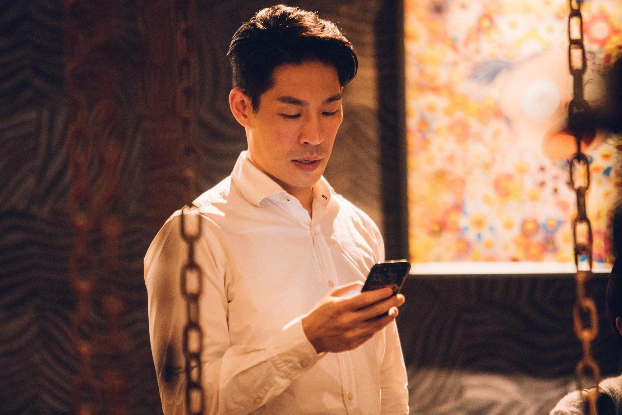 藍鈞天在新劇《20之後》飾演「海歸」學者簡楊城,因家庭教育關係成了個媽寶。(公視提供)