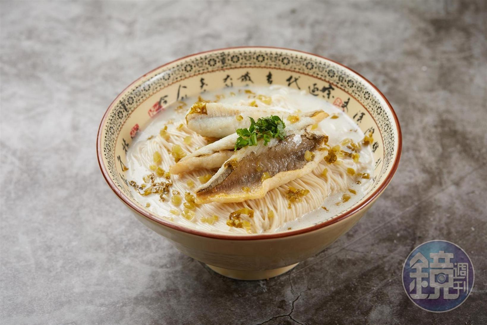 越來越少餐廳願意做的「招牌雪菜黃魚煨麵」，費工耗時，湯鮮味濃，吃完有幸福的感覺。（368元／碗）