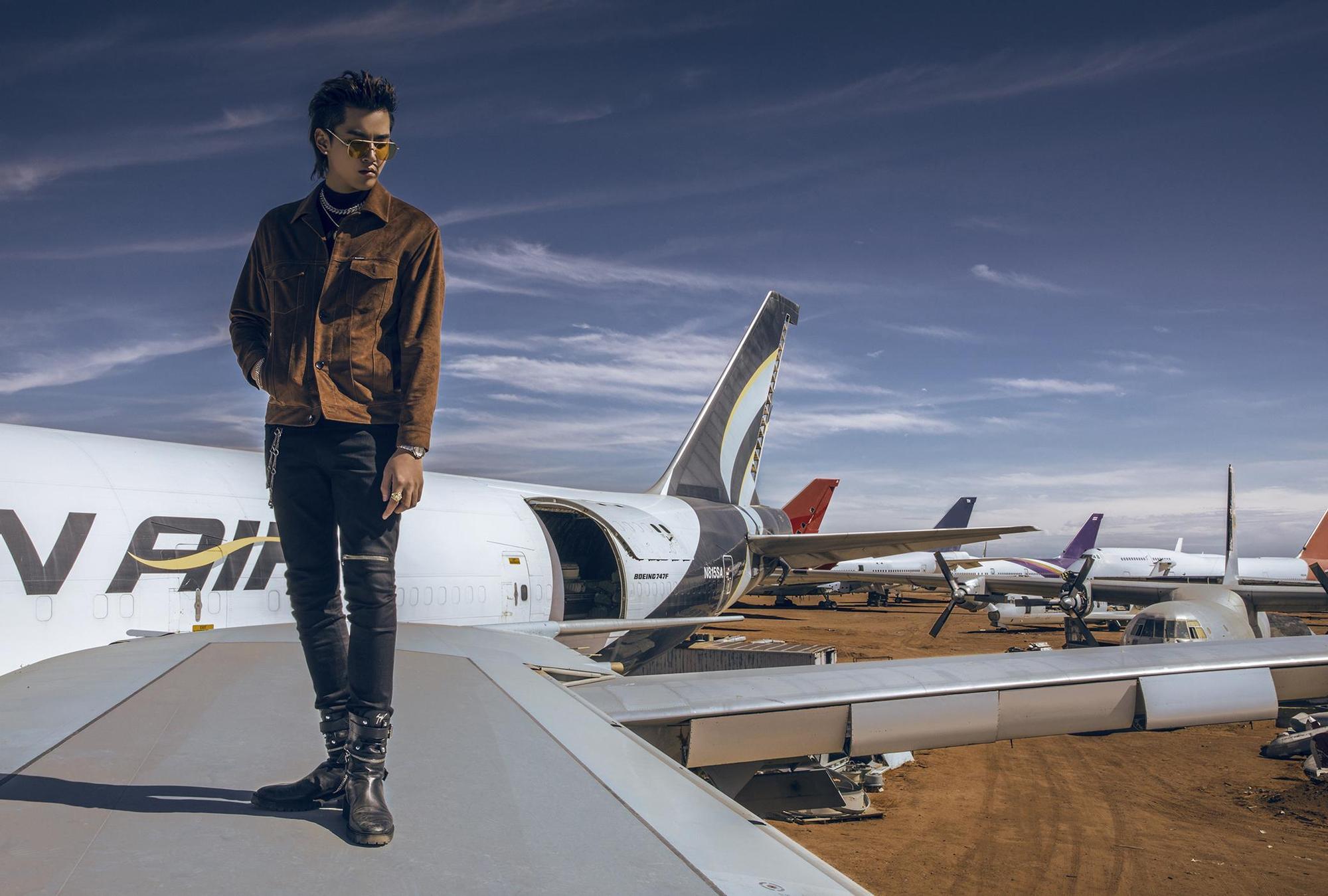 吳亦凡推出個人首張專輯《Antares》，全部由自己掌控把關，共收錄14首歌曲。（環球音樂提供）