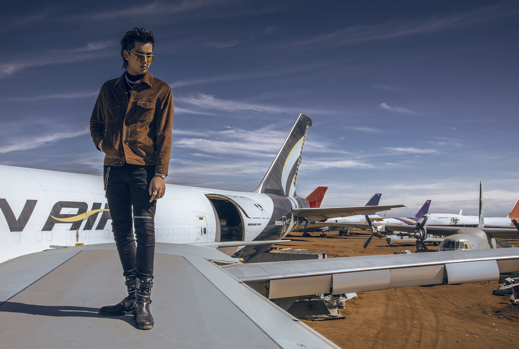 吳亦凡推出個人首張專輯《Antares》，全部由自己掌控把關，共收錄14首歌曲。（環球音樂提供）