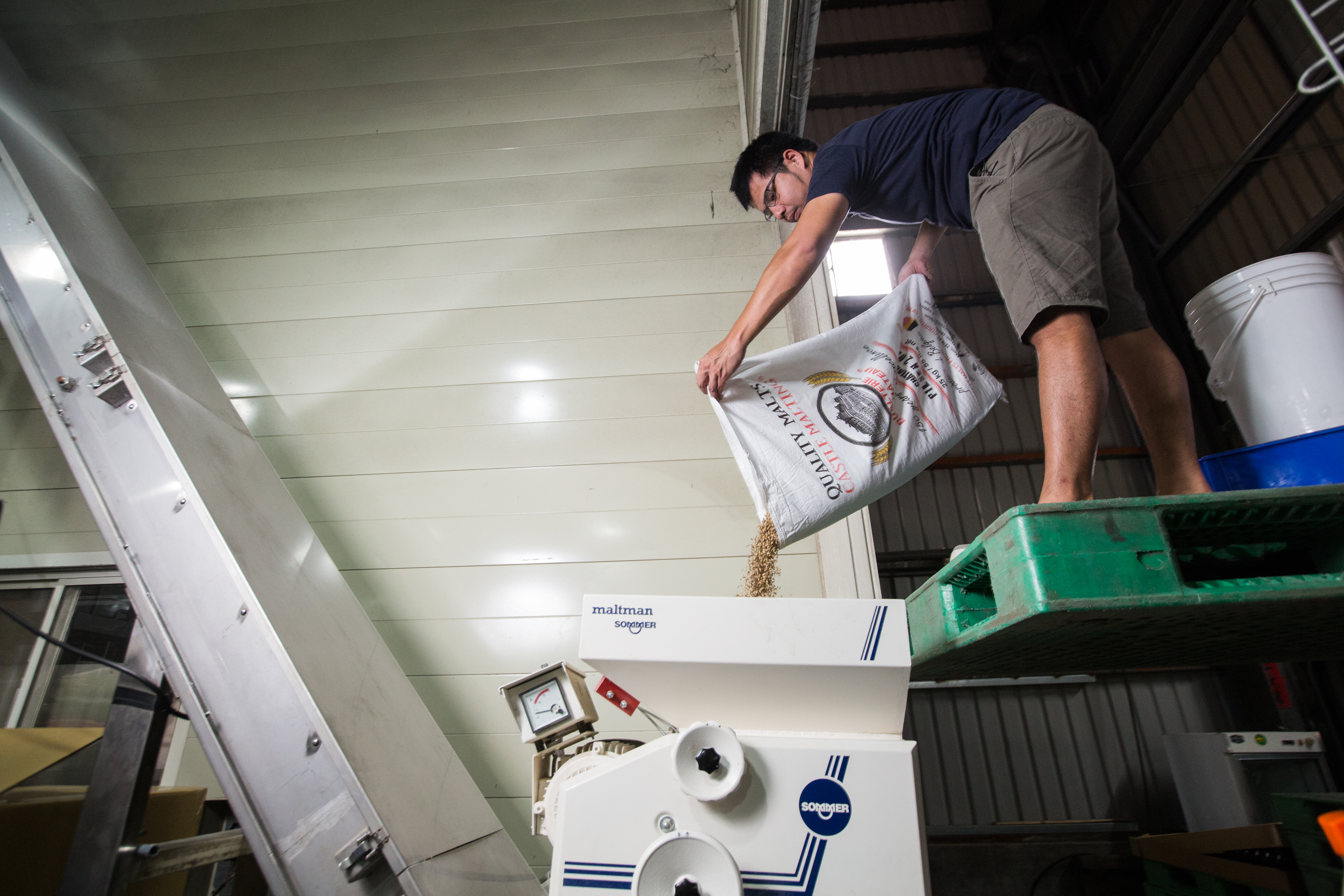 段淵傑是3人中唯一有商業釀造經驗的人，白天他是北台灣麥酒廠釀酒師，正在磨麥準備釀酒。