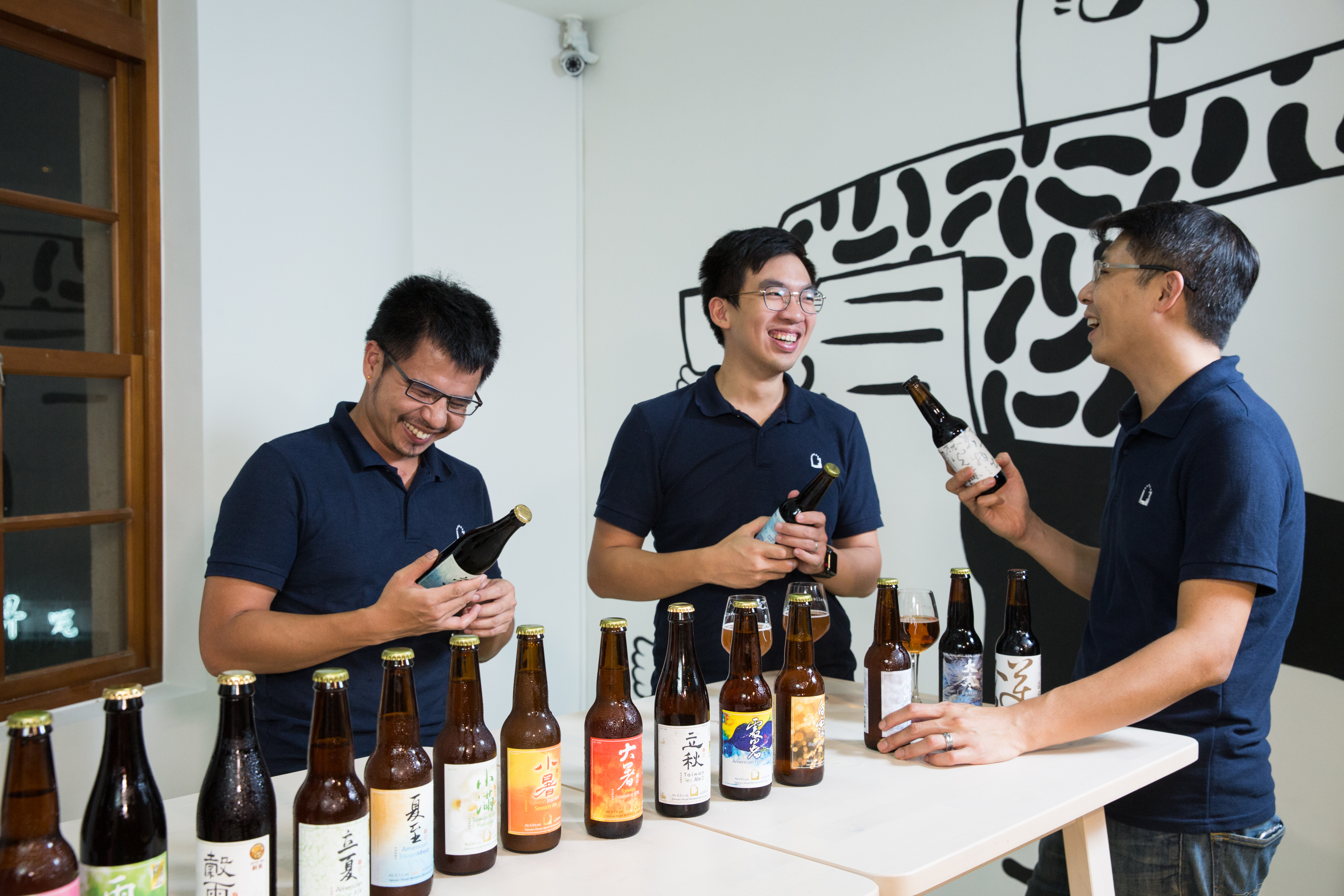 段淵傑（左起）、葉奕辰與宋培弘3宅男釀酒師共譜台味狂想曲，堅持每一款啤酒至少添加一項台灣生產原料。