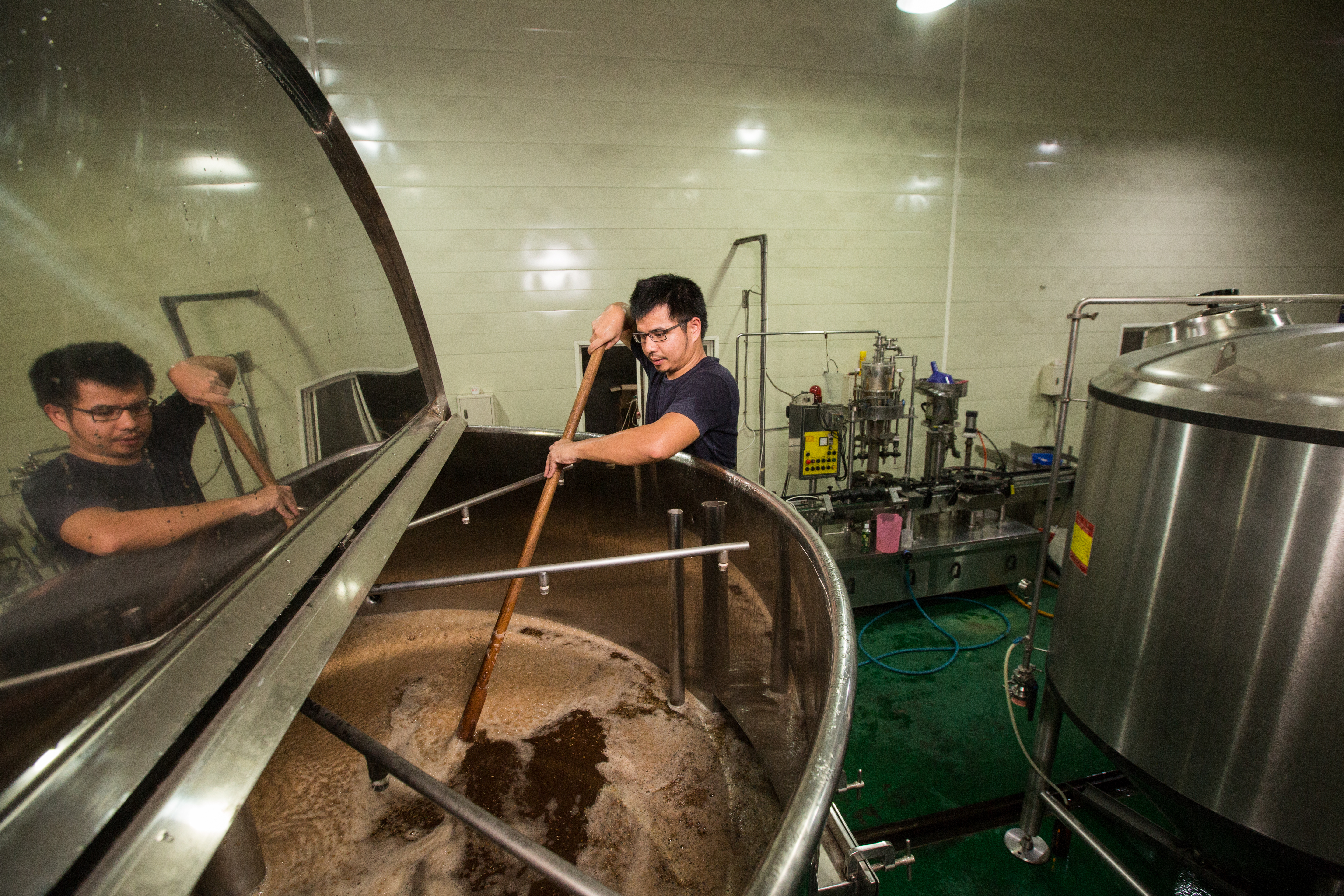 釀酒工作不如想像中浪漫，甚至多數時候都是體力活，但段淵傑卻從不喊苦，每天投入超過16小時鑽研精進釀酒技術。