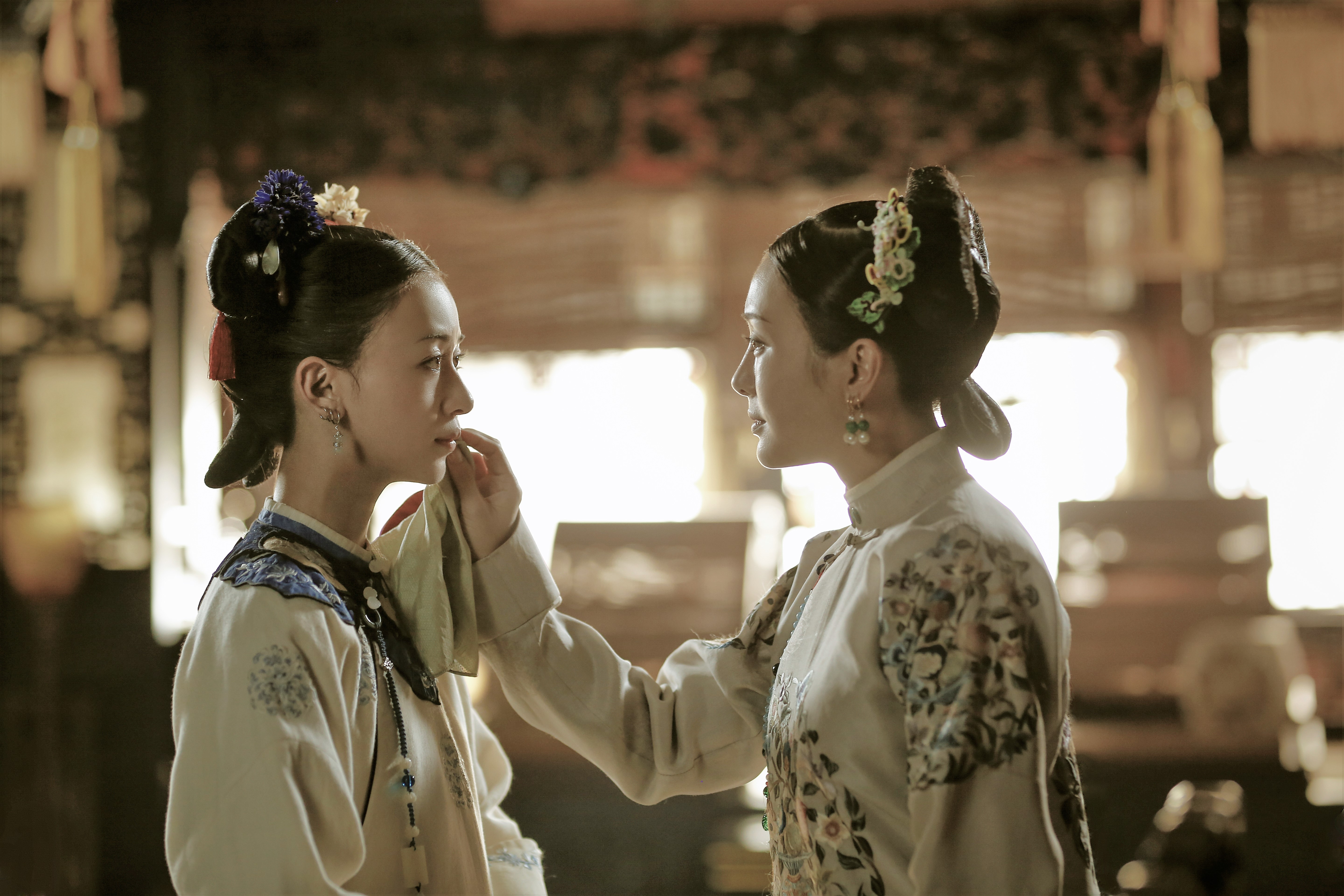 秦嵐、吳瑾言所飾演的富察皇后與魏瓔珞，在劇中情同姊妹。（八大電視台提供）