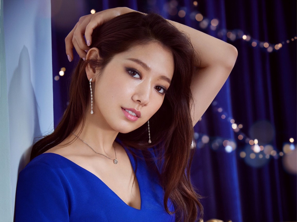 朴信惠配戴Louison穿孔耳環，NT$6490。（SWAROVSKI 提供）