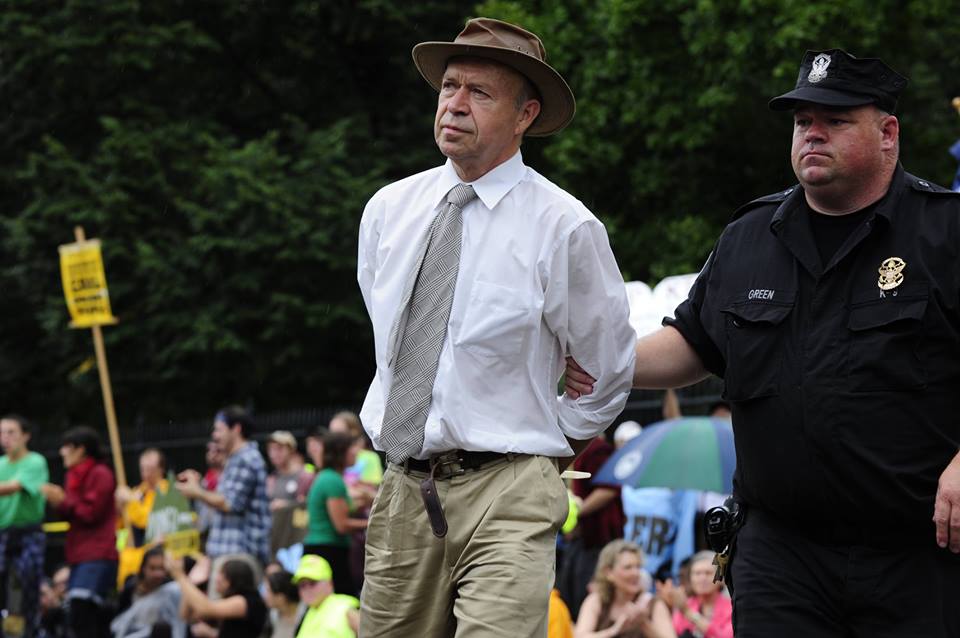 詹姆士‧漢森（James Hansen）不是純粹紙上談兵的科學家，為了捍衛地球的未來，十多年來，他一直在最前線，甚至五度因參與抗議而被捕。（漢森提供）