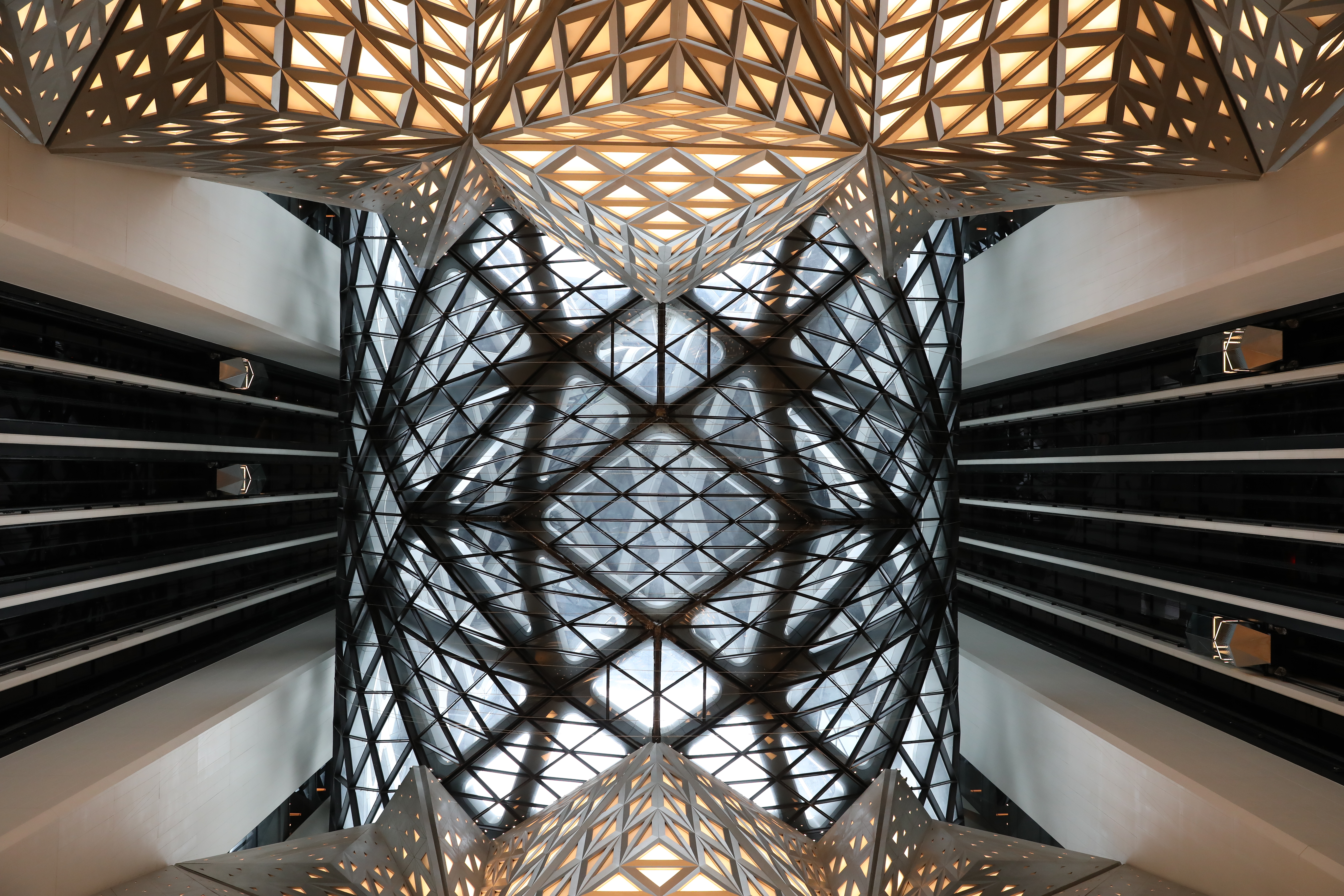 從「摩珀斯酒店」大廳抬頭往上看，是多邊形組合而成的複雜構圖。