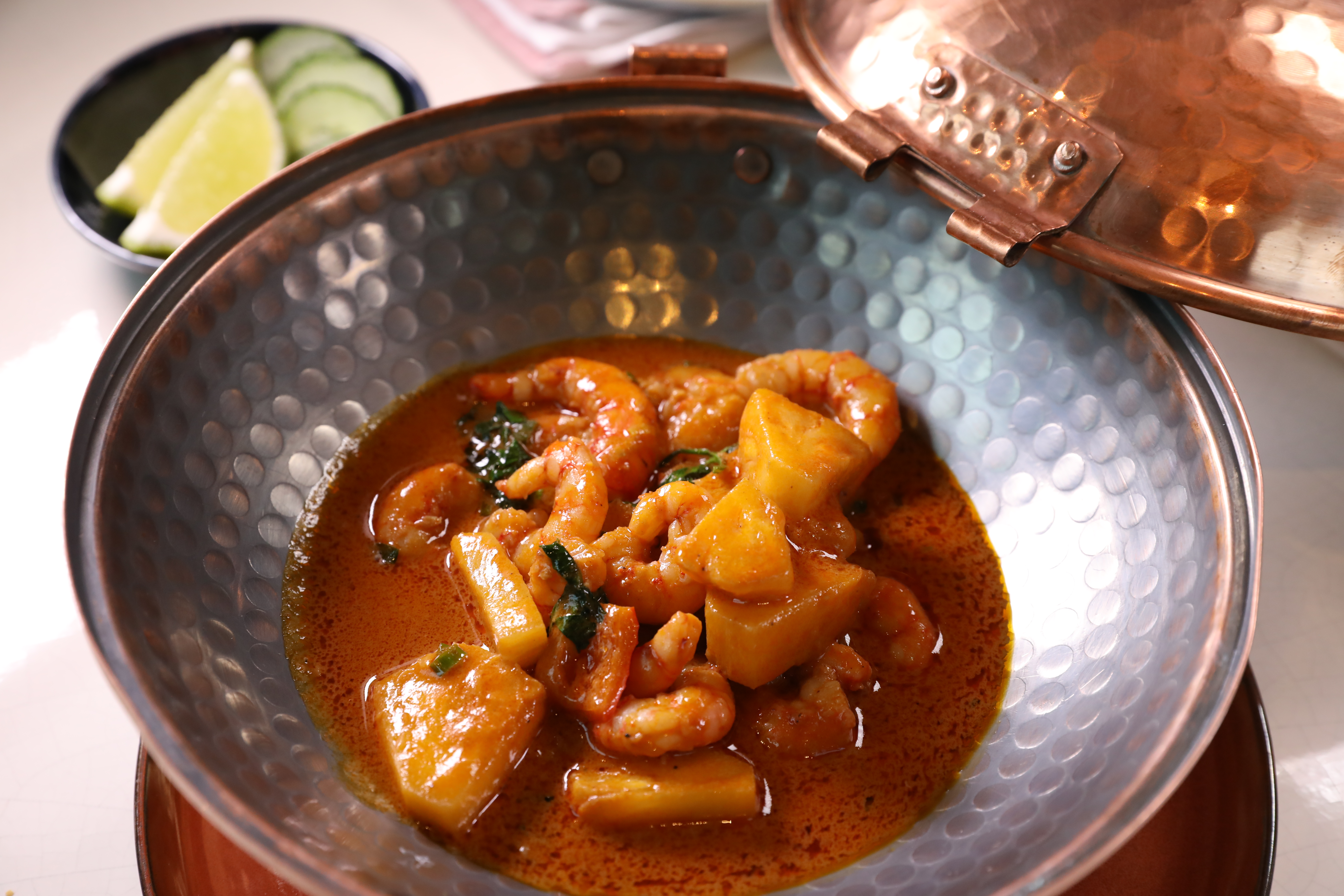 加入椰奶、辣椒、香茅、泰國羅勒、香烤鳳梨、檸檬葉調製的「紅咖哩蝦」，是需要白飯或麵包的一道菜。（澳門幣228元／份，約NT$871）