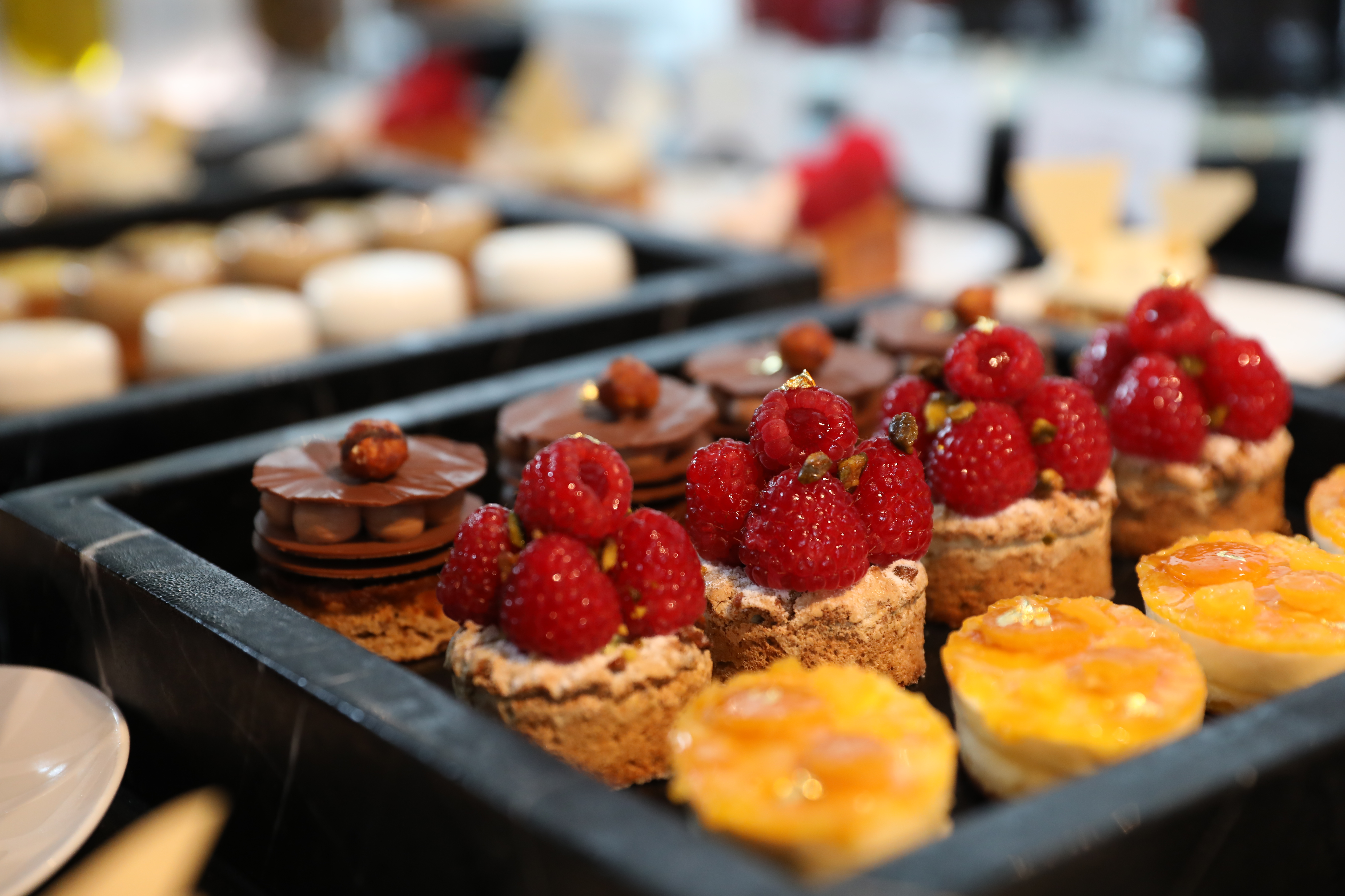 有糕餅界畢卡索之稱的Pierre Hermé，第一次進軍大中華區，在澳門秀出拿手的各式甜點，色彩繽紛，讓人垂涎。