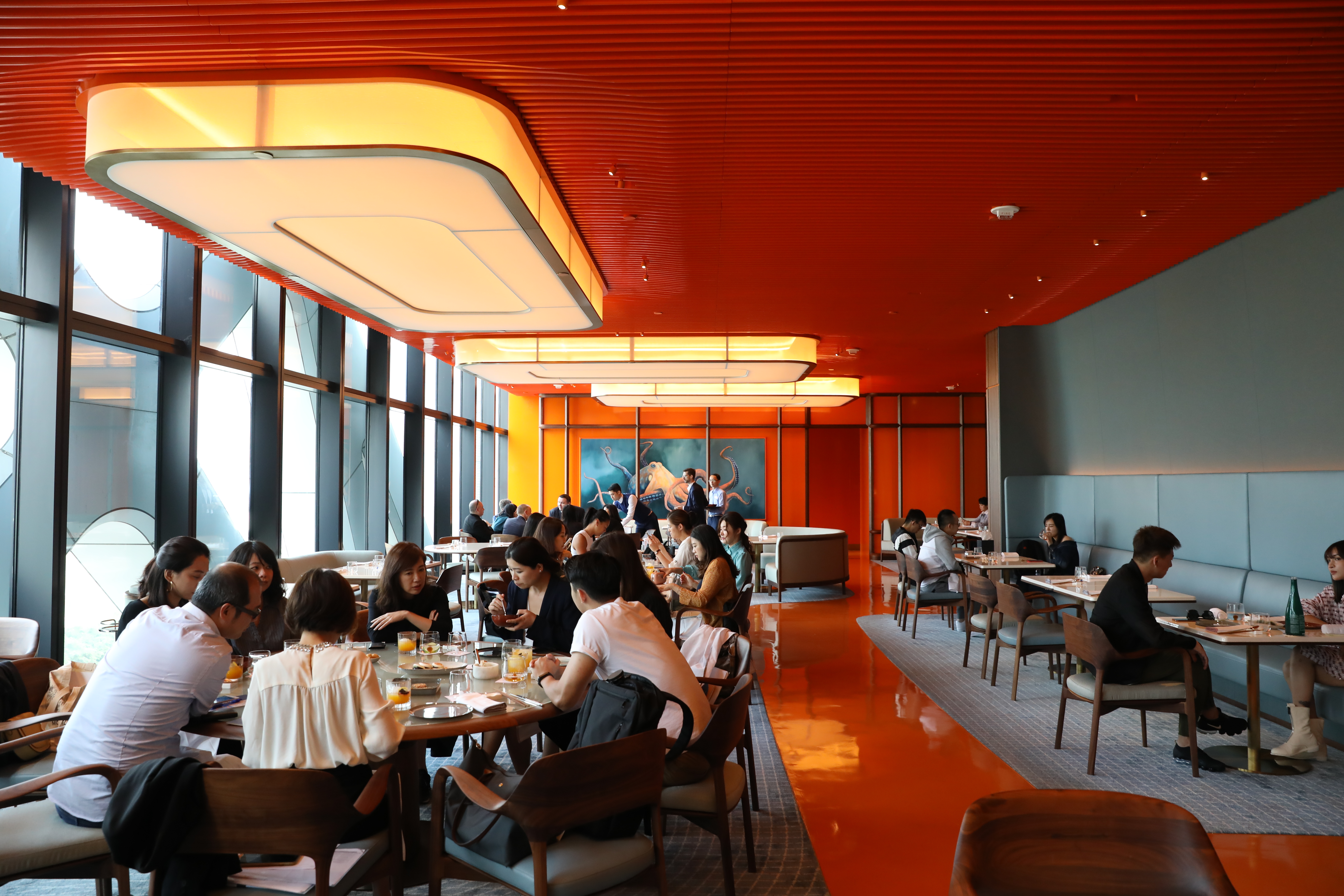 「風雅廚Voyages by Alain Ducasse」的用餐空間清爽明亮，章魚畫作是一大亮點。