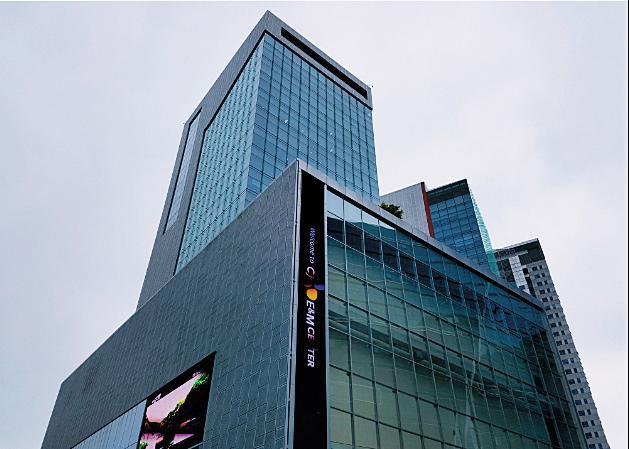 CJ E&M是目前韓國最大的娛樂集團，旗下有Mnet電視台、電影公司、經紀公司等。（翻攝自Dram網站）