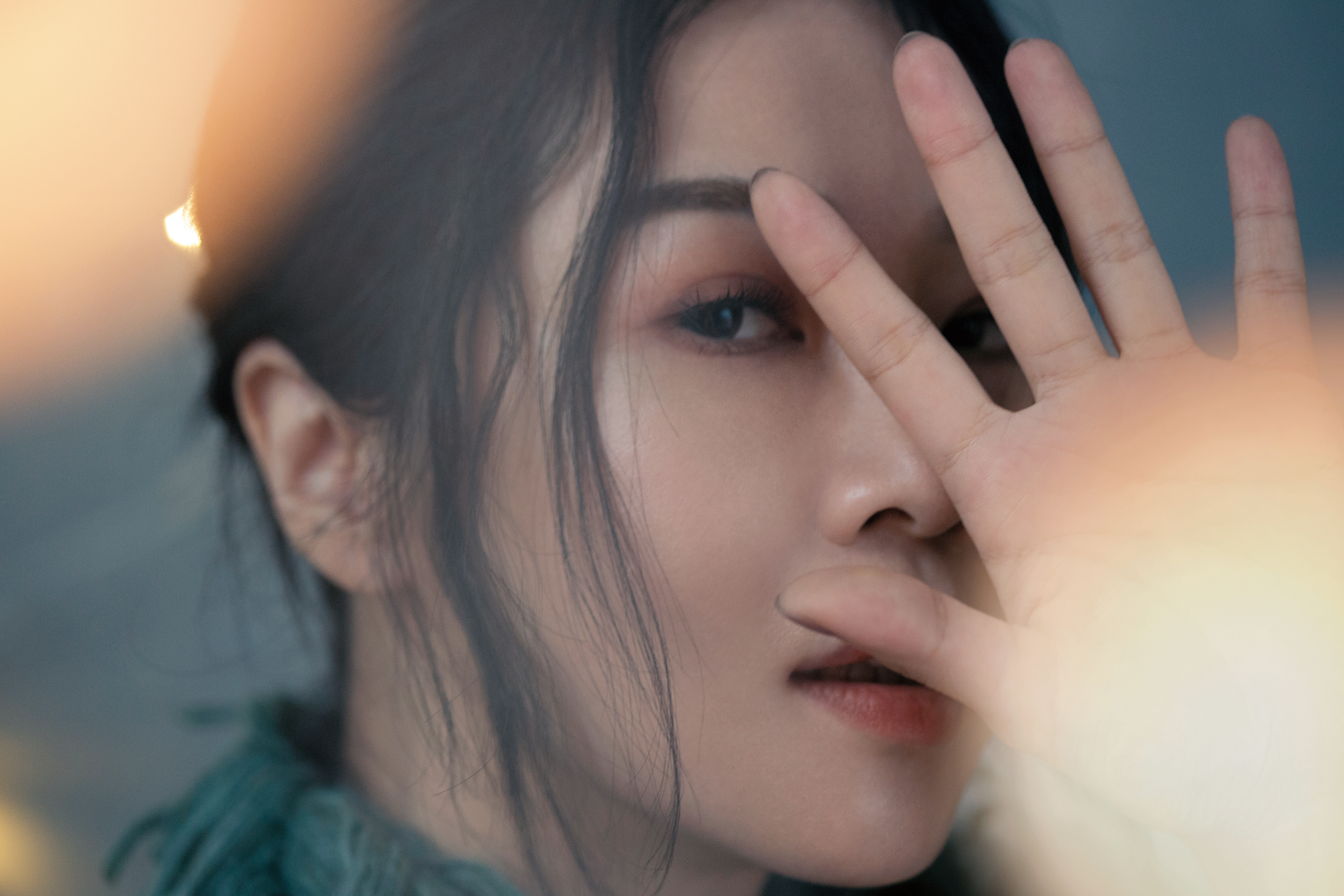 從劇場界起家，跨入電視、電影的謝盈萱，還在適應大眾傳播媒體帶來的名氣。