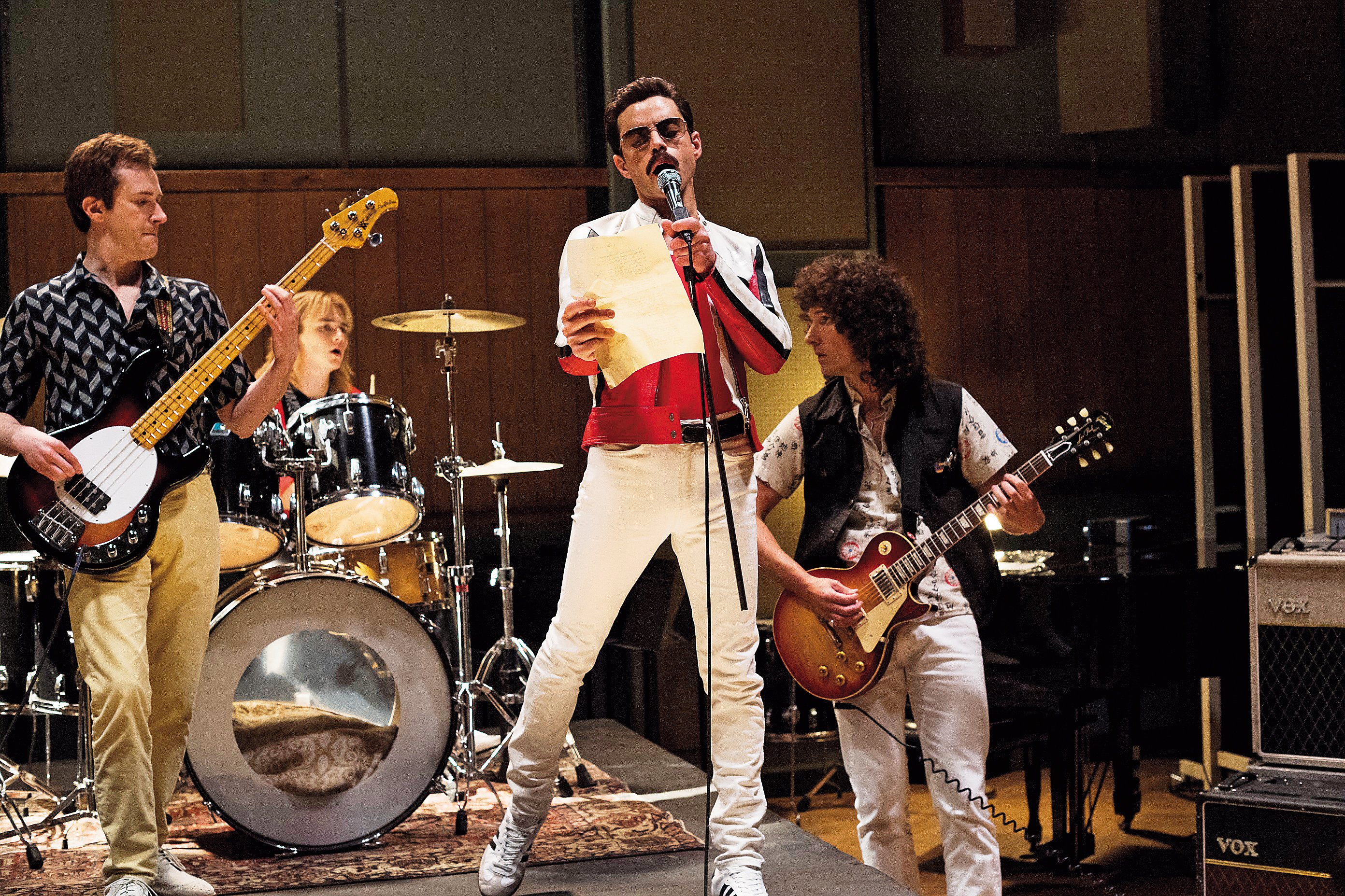 電影大致以編年體方式回顧皇后合唱團從誕生到巔峰時期，將一個個金曲小故事串聯起來，雷米馬利克的表演收放自如。（福斯提供）