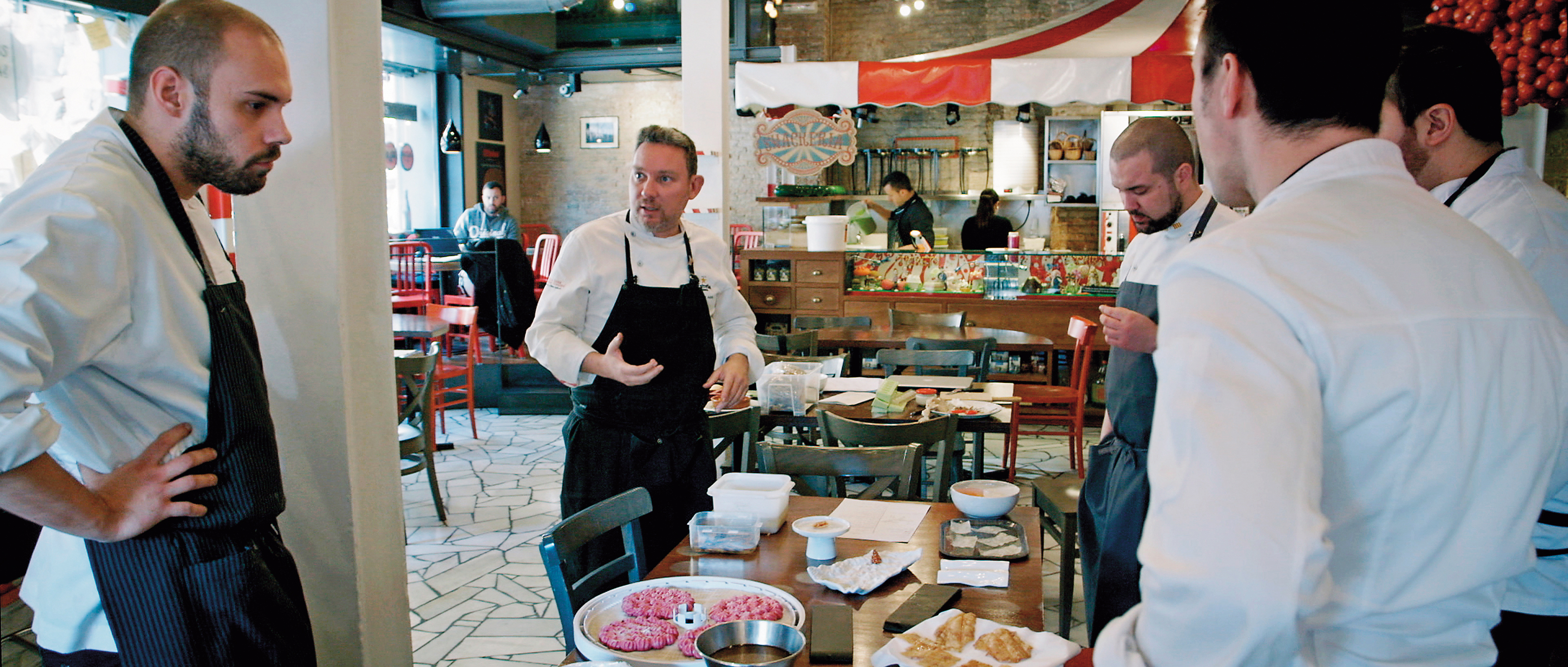 電影探索米其林冠軍餐廳「鬥牛犬」幕後功臣亞伯特阿德里亞另開「謎」餐廳，創建其料理王國過程，將其傳奇人生搬上大銀幕。（海鵬提供）