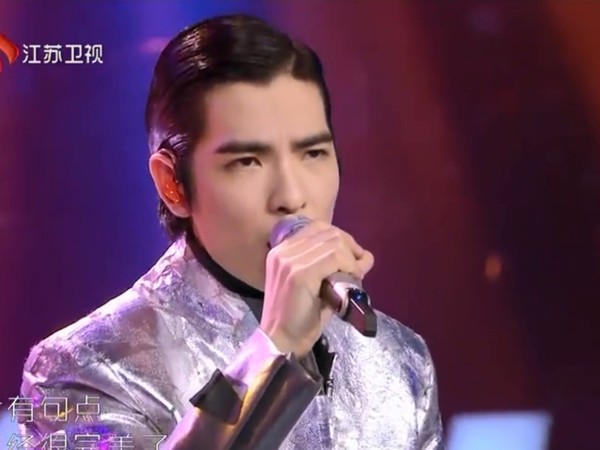 蕭敬騰日前上中國綜藝節目《蒙面唱將猜猜猜》，卻被好友青峰拆台，讓他氣到摘面具演唱。（翻攝Youtube）
