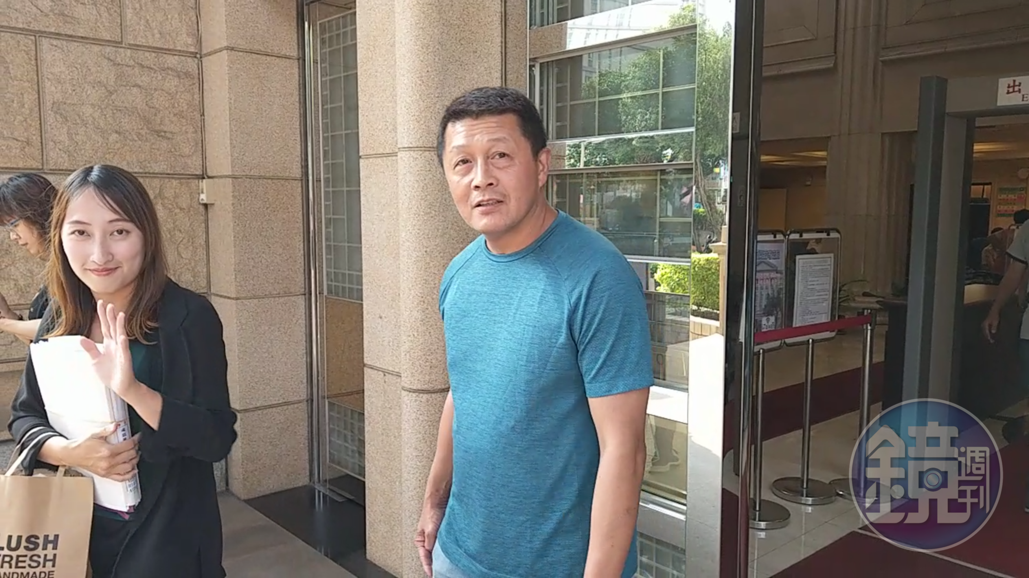 男子徐國棟（右）自稱是楊麗花丈夫洪文棟的私生子，目前仍在打親子訴訟。