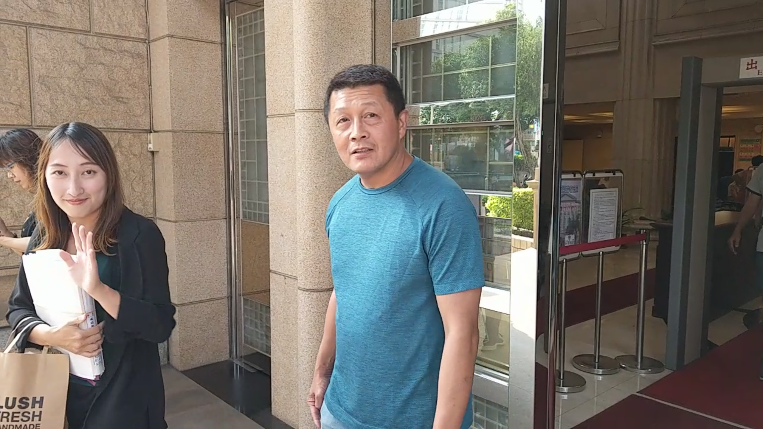 男子徐國棟（右）自稱是楊麗花丈夫洪文棟的私生子，目前仍在打親子訴訟。