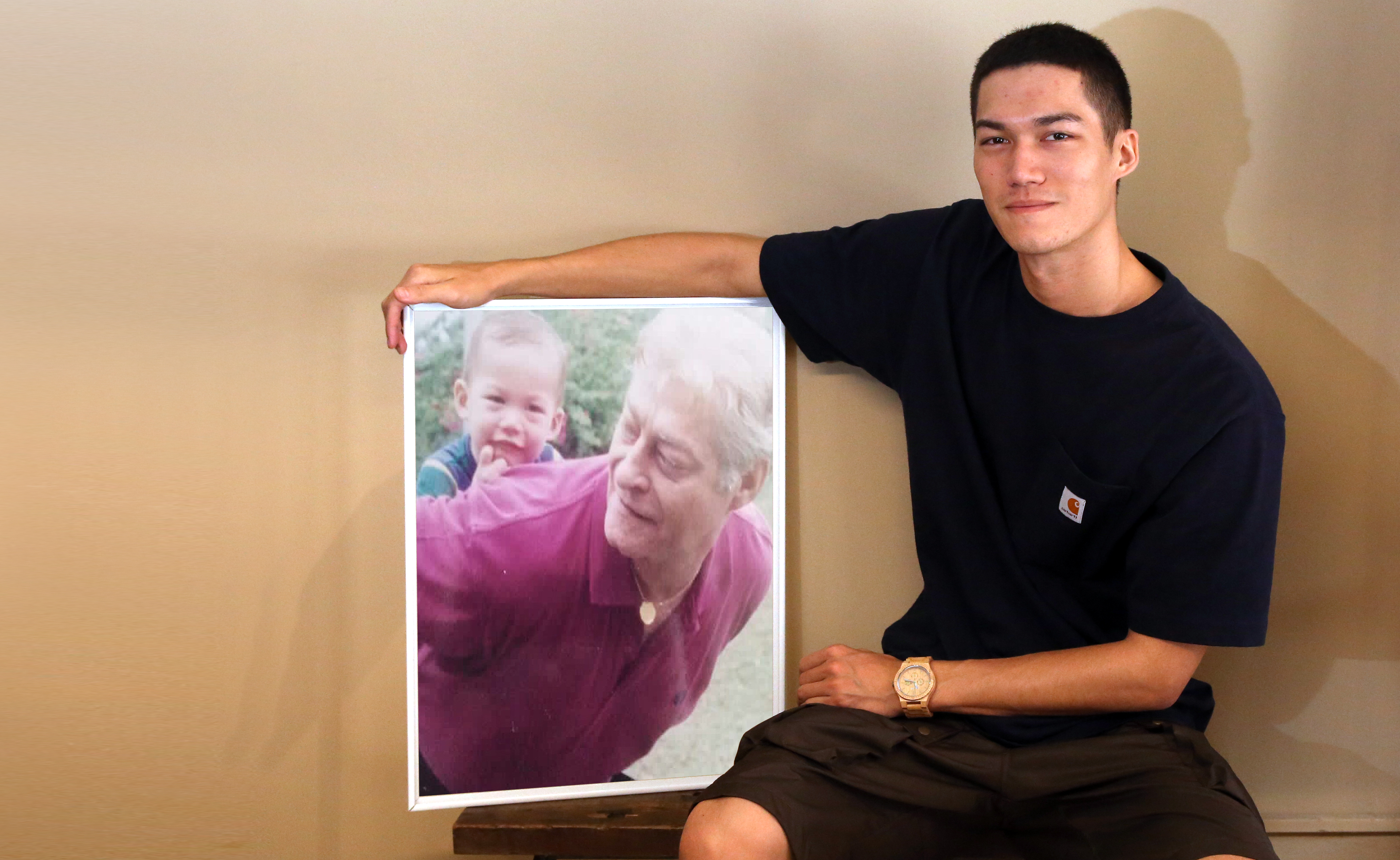 台美混血的莊迦漢愛跟媽媽、弟弟撒嬌，俊俏外表但舉止卻像個小孩，但一舉一動都是深愛家人的表現。