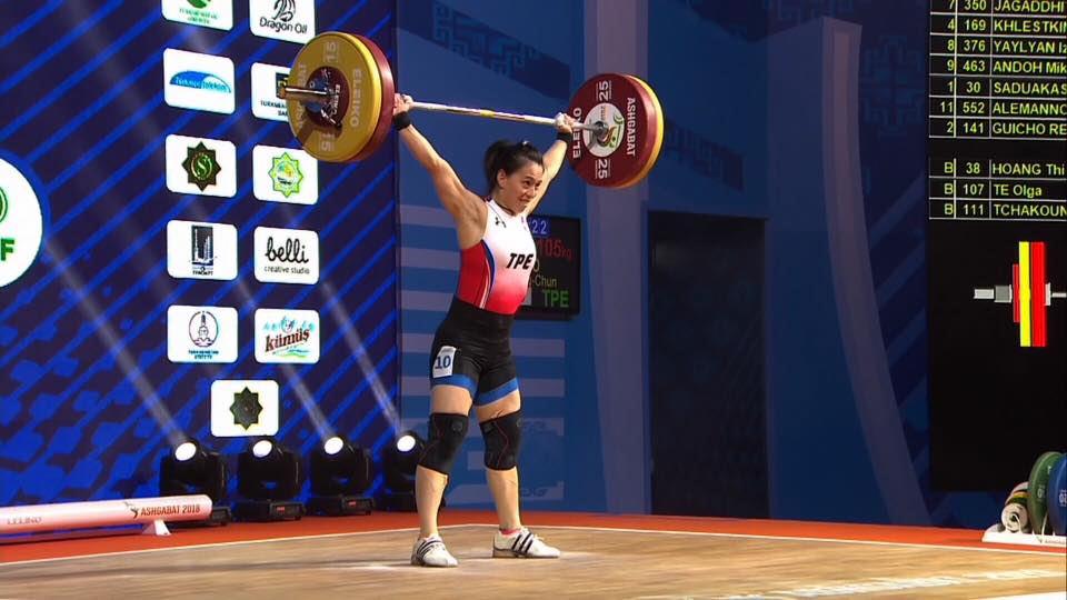 郭婞淳靠著抓舉105公斤奪金、挺舉132公斤摘銀，最終總和237公斤再拿一面金牌。（翻攝自FOX臉書）