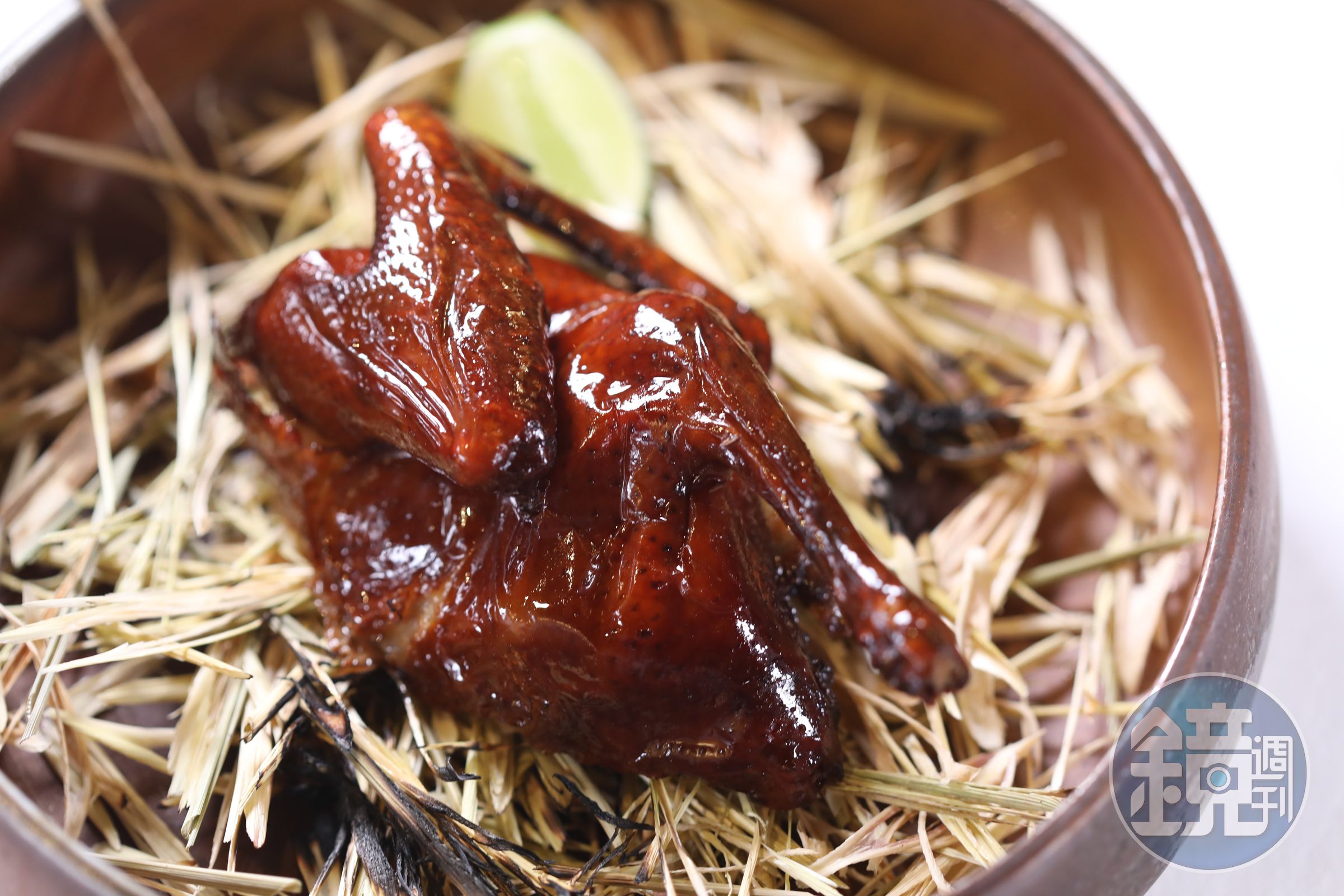 當晚最大驚喜是這道「香茅燒妙齡鴿」，主廚選用23天的廣東石岐乳鴿，塗上醋與麥芽糖燒烤後，又用香茅燻製，肉汁完全保留，吃時飄散淡淡檸檬香。
